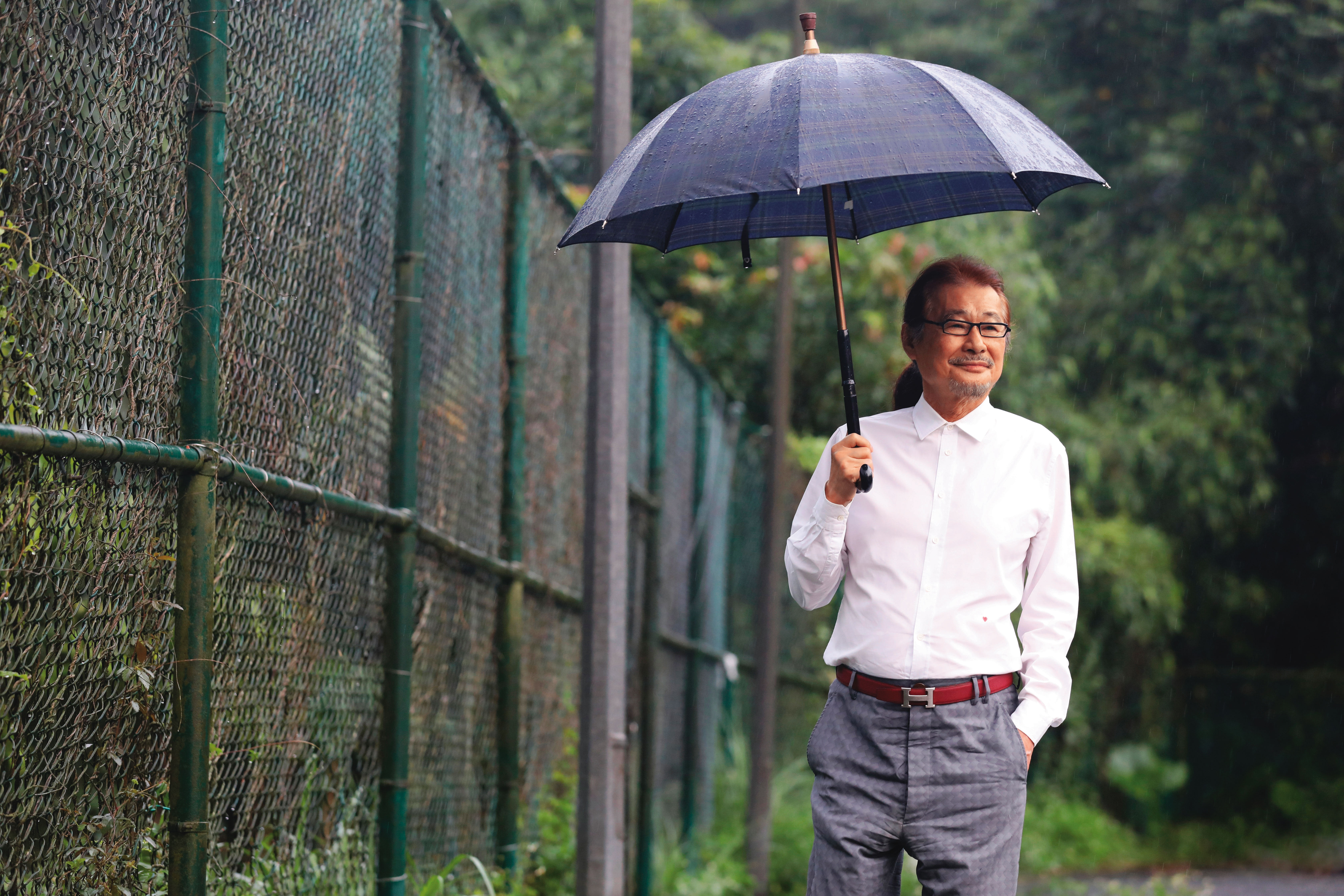 施明德生前曾說，獄中時常悶熱難耐，因此他最喜歡下雨天。