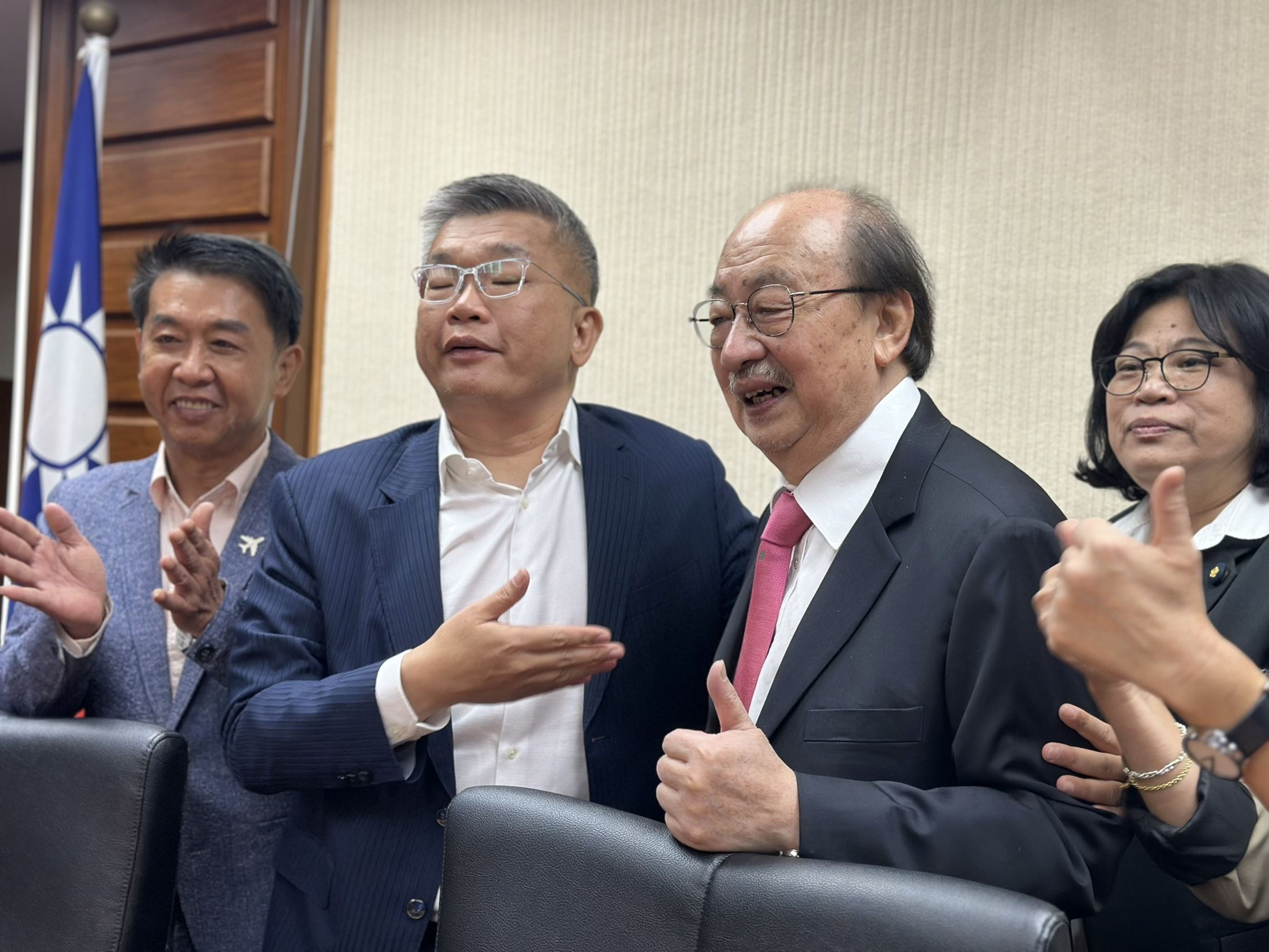 柯建銘卸任民進黨團總召,正式交棒蔡其昌。(翻攝自郭國文臉書)