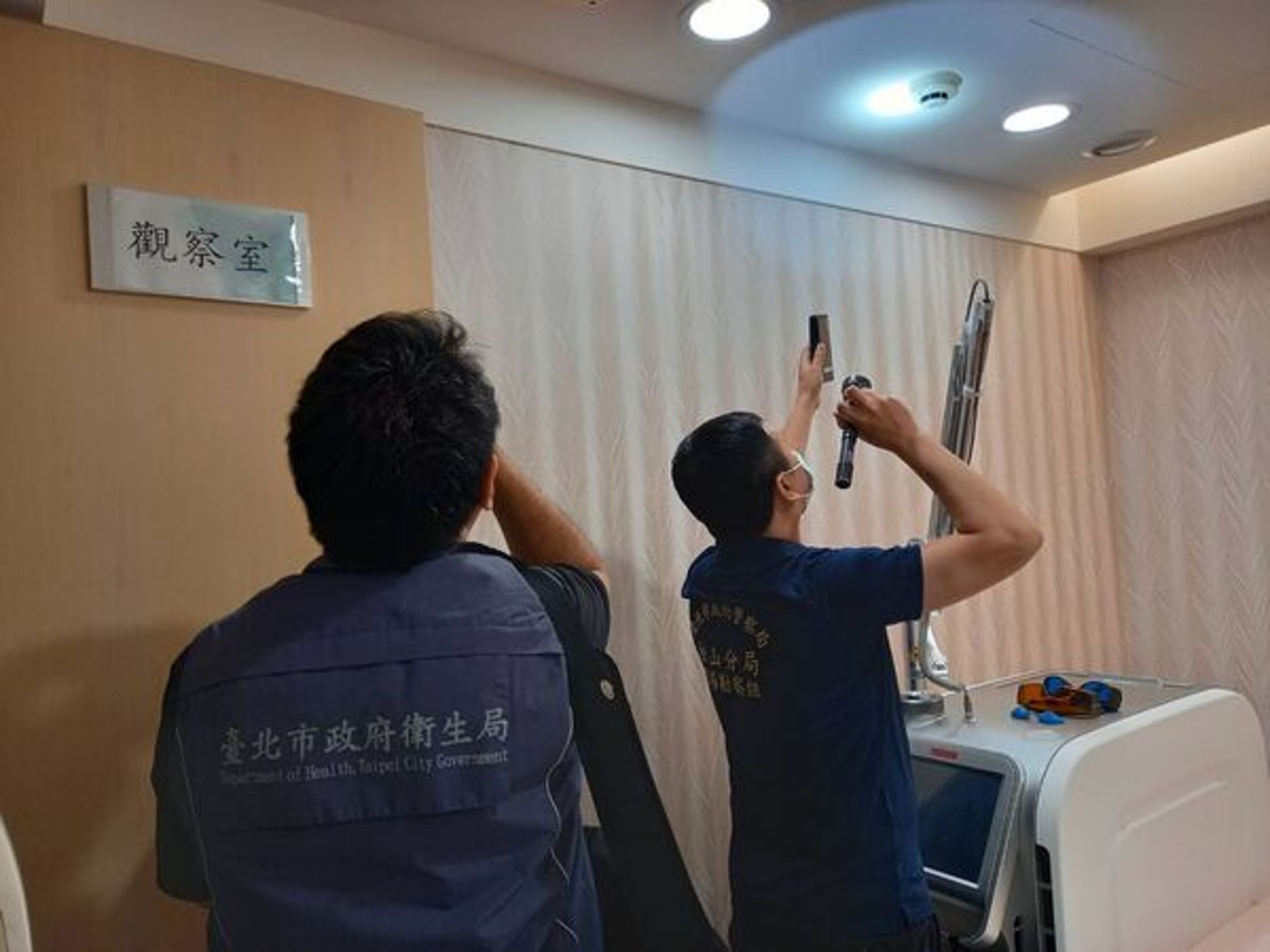 台北市政府率先提案《台北市公共場所防止隱匿式攝影自治條例》，預計下週送定期大會二、三讀，若順利最快今年底公告實施。（北市衛生局提供）