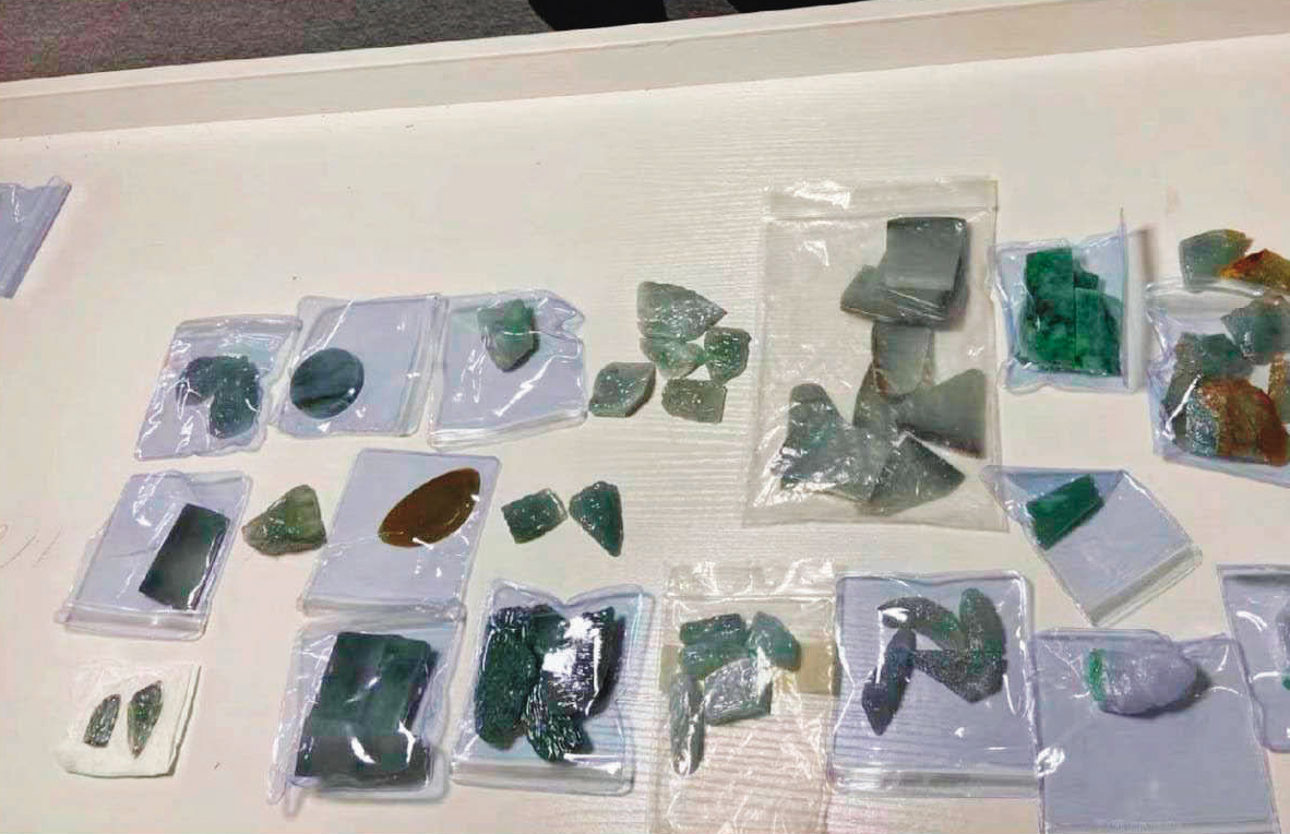 直播主展示的翡翠色澤美又有證書，與消費者收到的落差很大。（讀者提供）