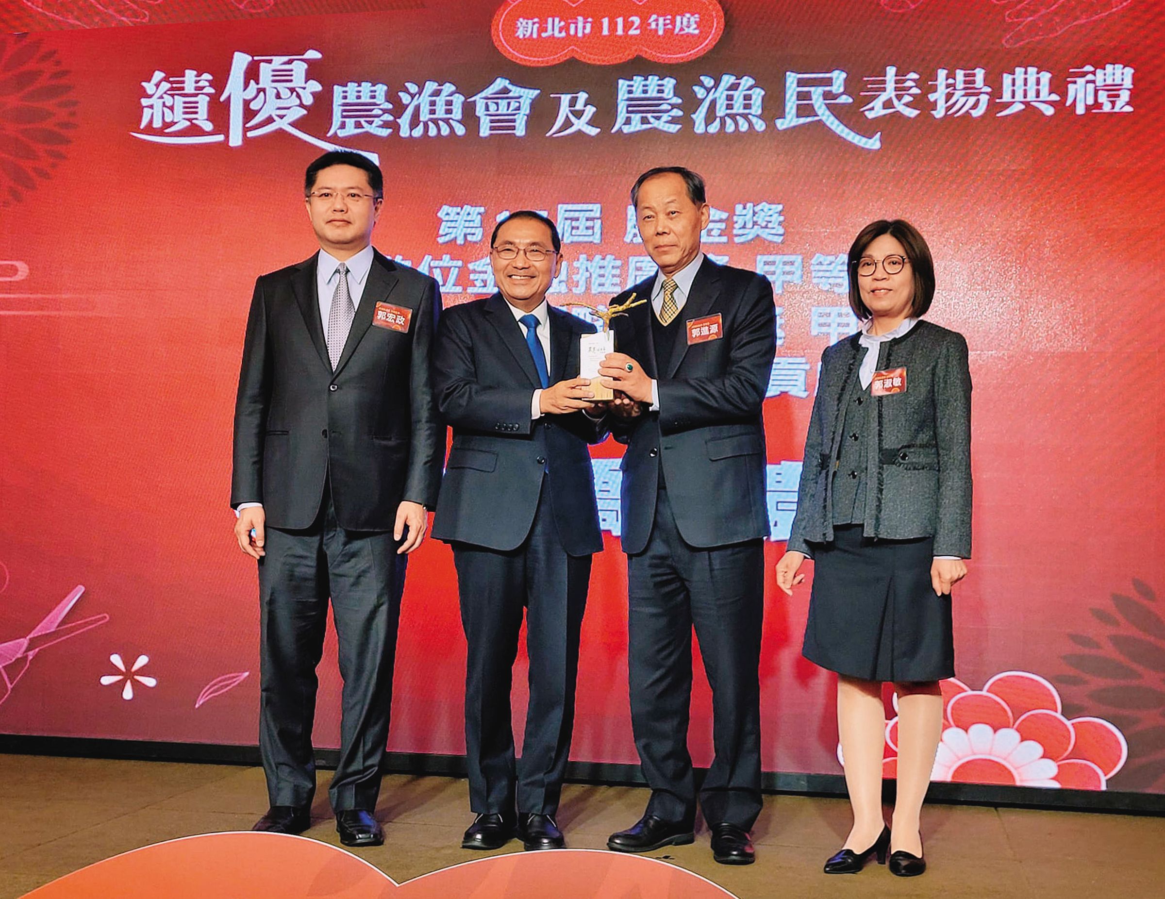 板橋農會理事長郭進源(右2)與新北市長侯友宜(左2)交情不錯。(翻攝板橋區農會臉書)