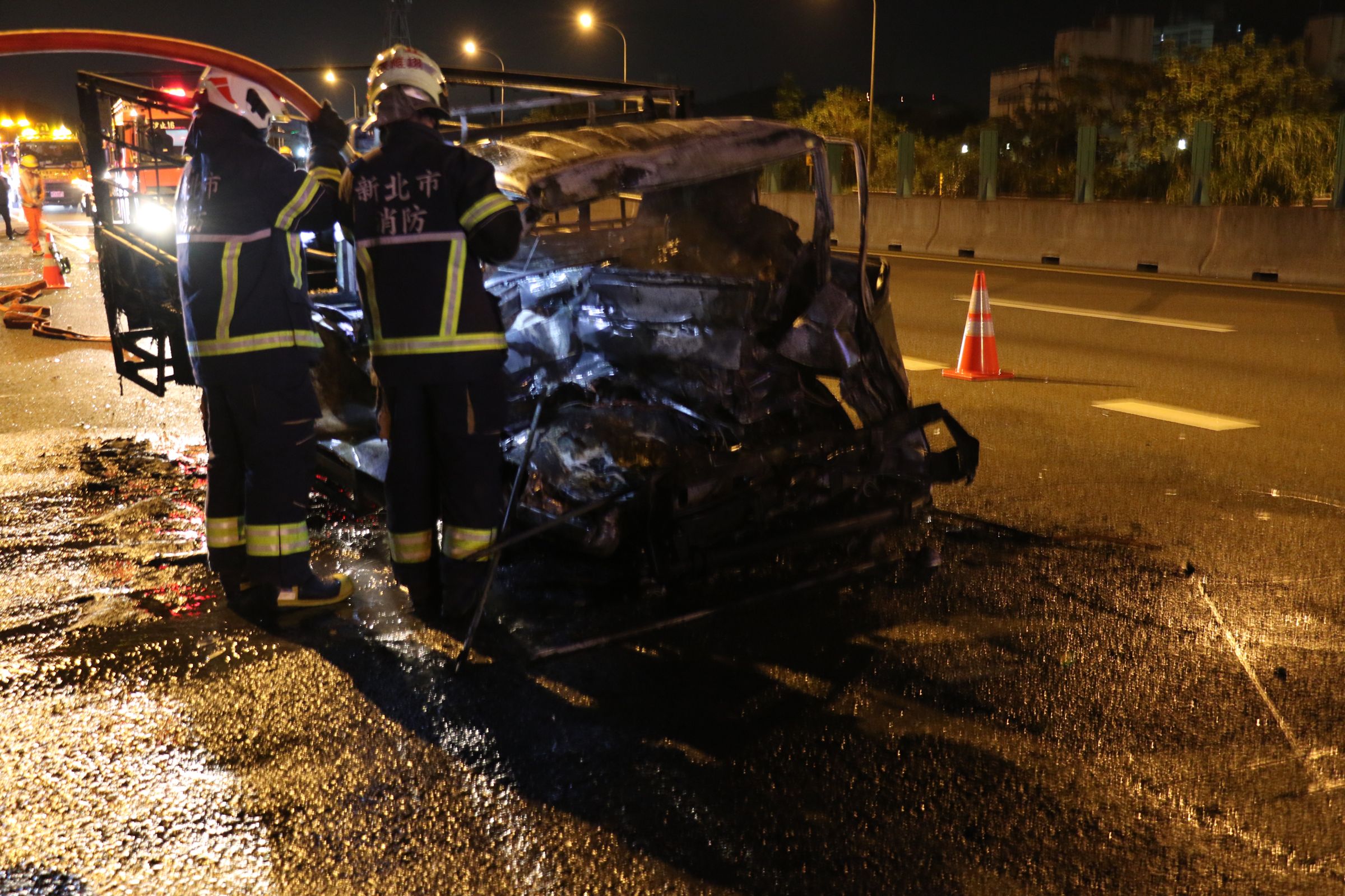 警消撲滅火勢後,小貨車已被燒到只剩骨架。(翻攝畫面)