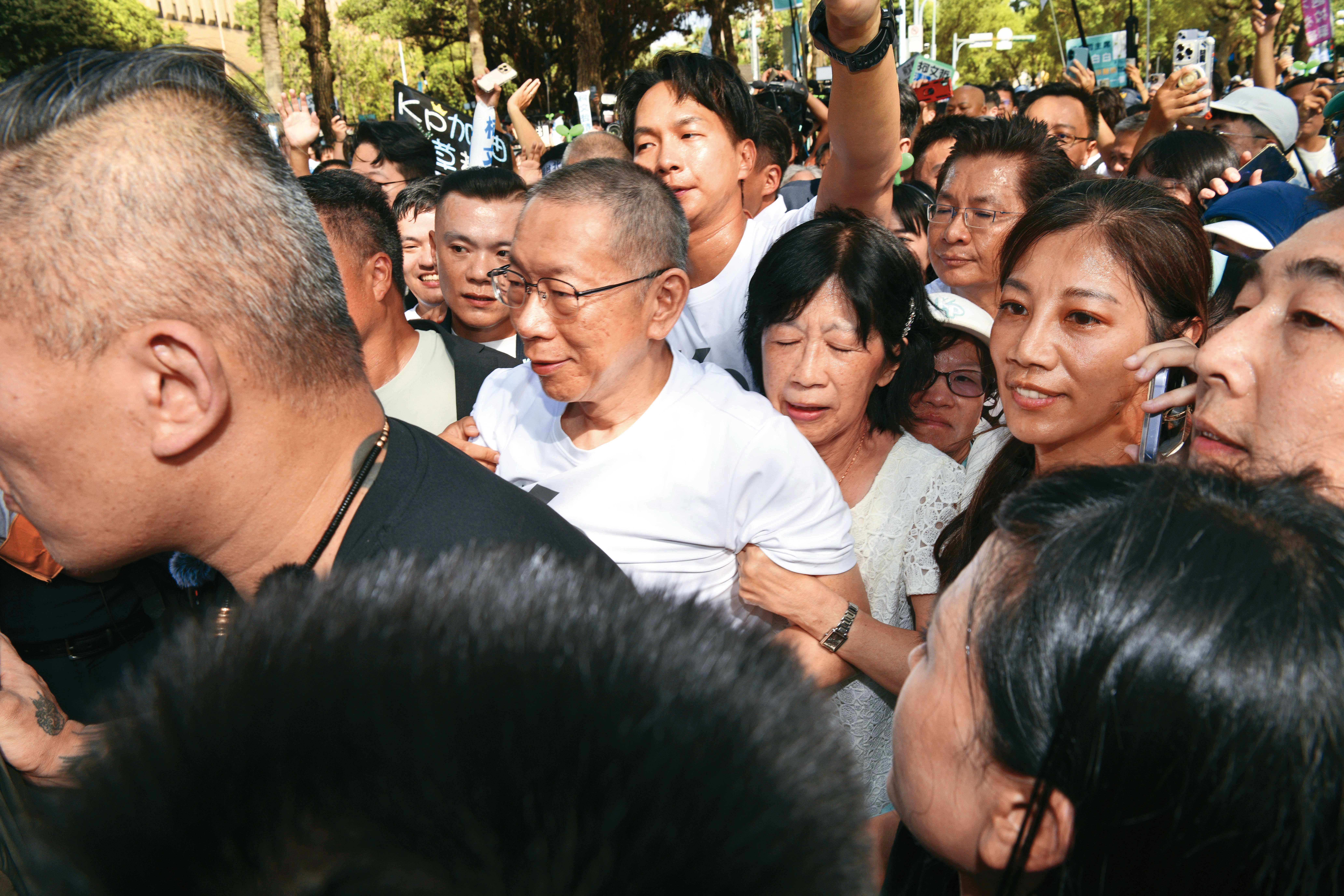 柯文哲被羈押禁見近1年，他的魅力又增加了幾分受害者的元素。面對這樣一個人，台灣社會必須冷靜區辨。（鏡報李智為）