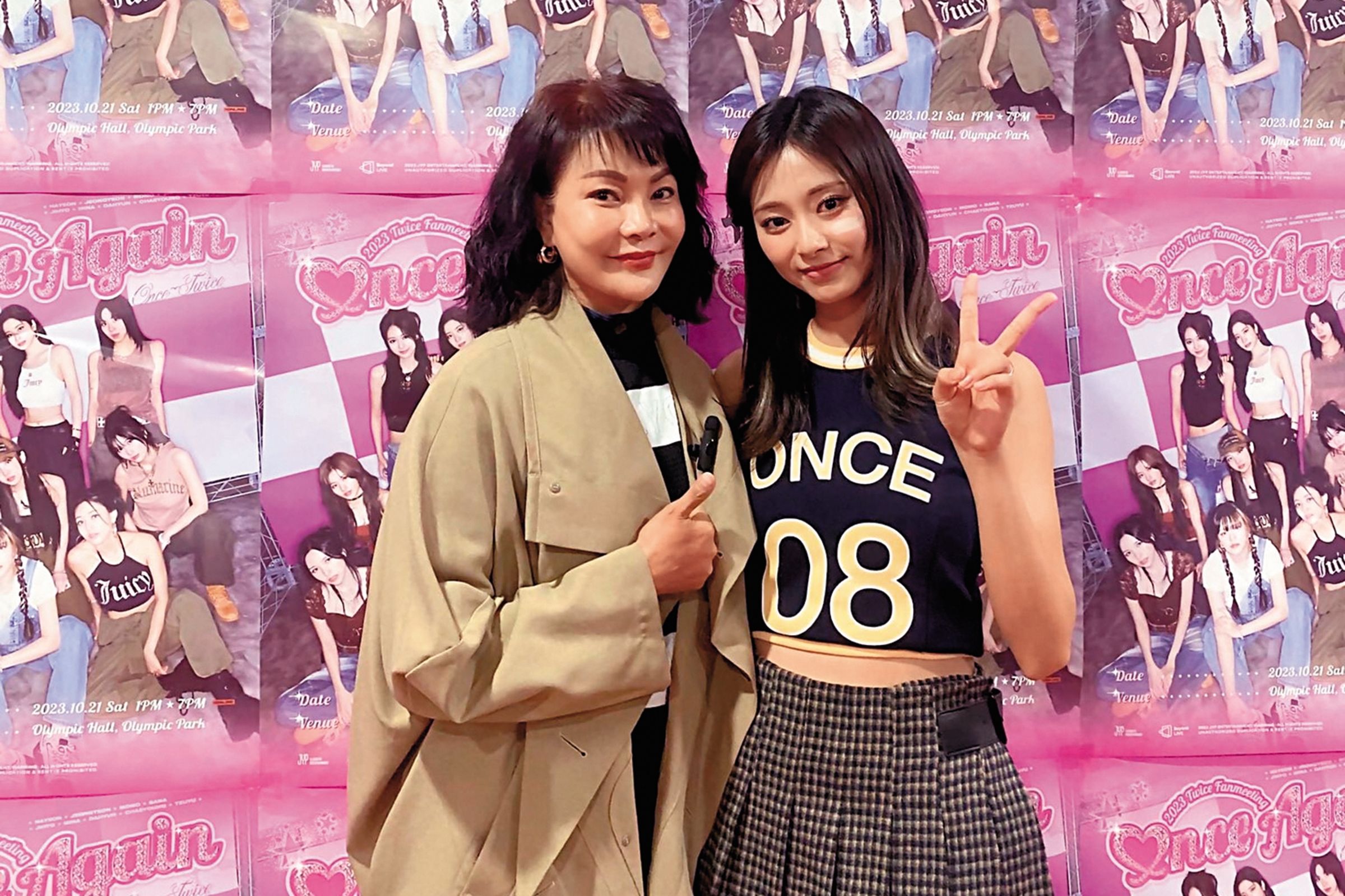周子瑜的媽媽黃燕玲(左)相當支持女兒,時常飛出國看她表演。(翻攝自lydia黃燕玲X平台)
