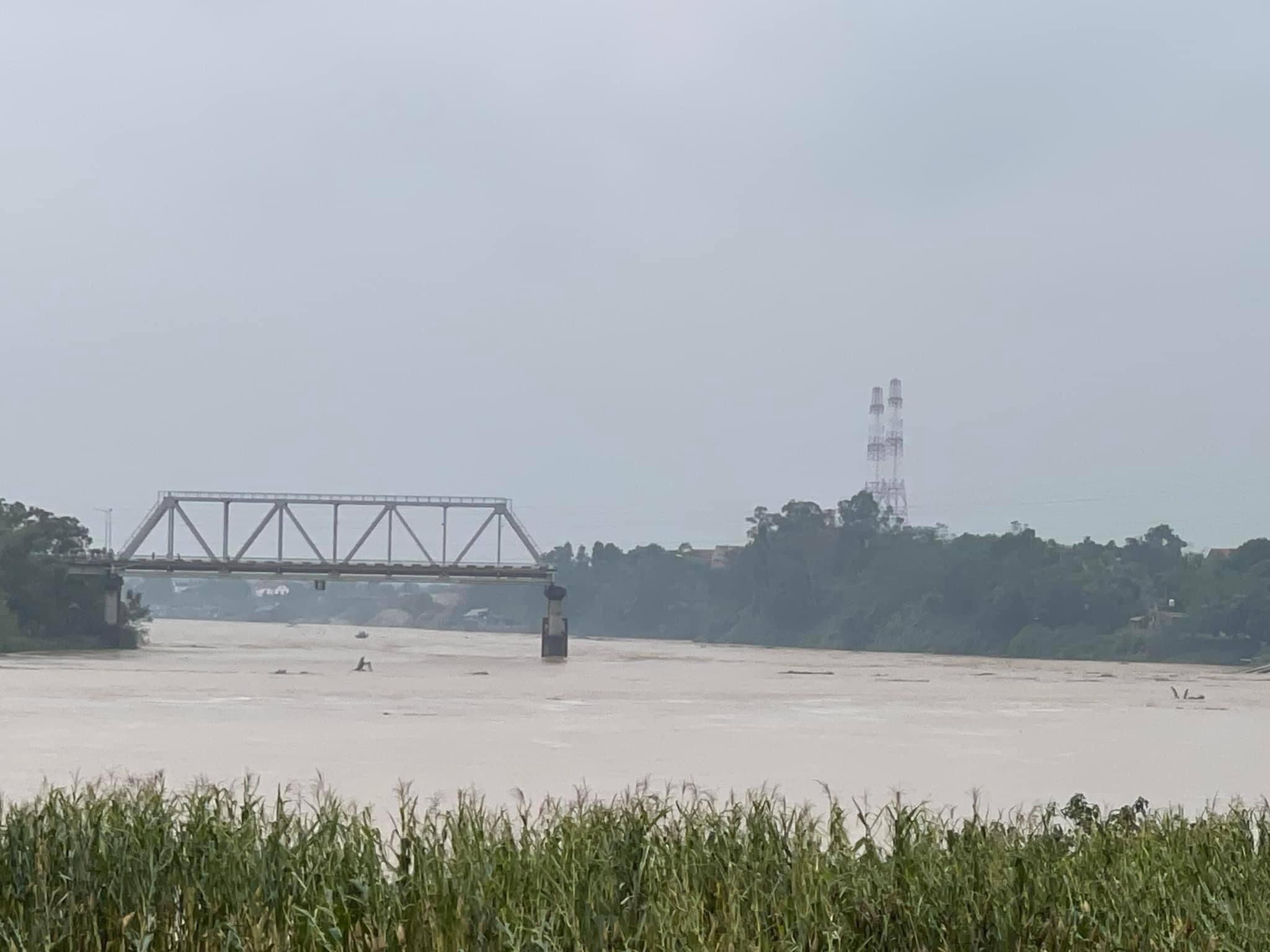 越南峰洲橋斷裂，只剩一半。 （翻攝X）