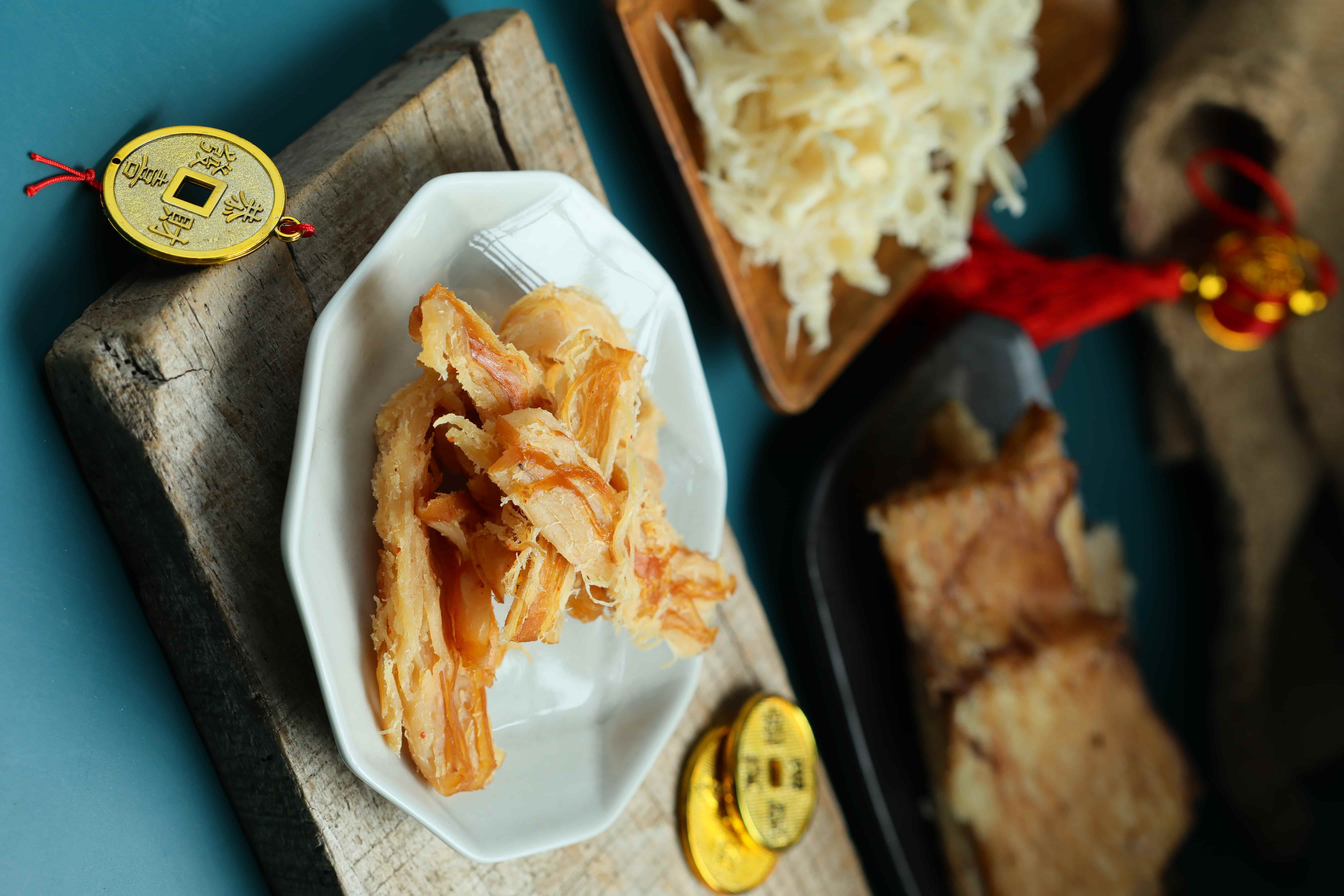 「海濤客」的「霸王魷魚條」（前）可吃到紮實的後切魷魚肉，另外還有香甜「蜜汁魷魚絲」和炭香十足的「炭烤魷魚片」。（皆260元／包）