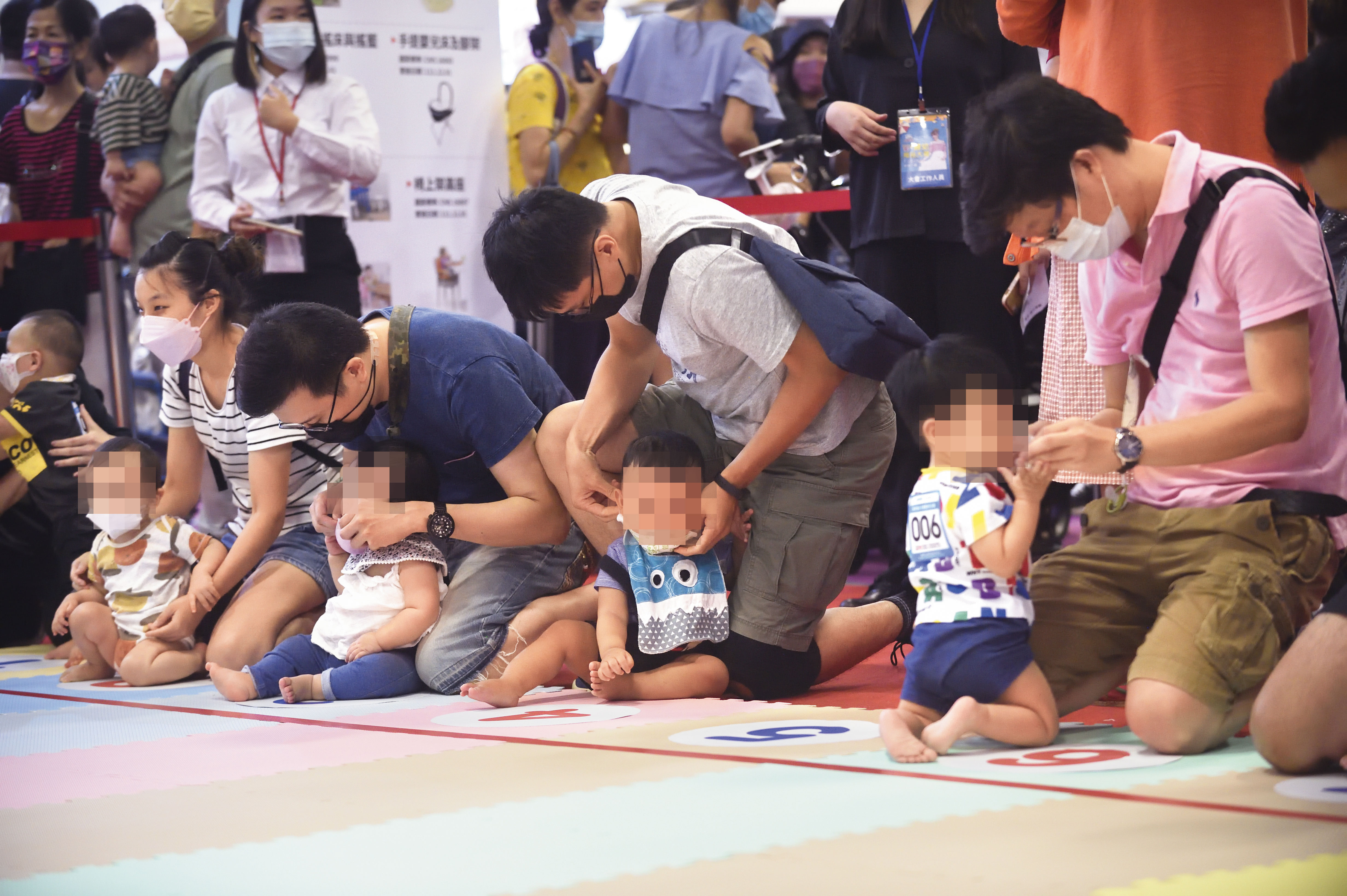 沈伯洋加碼2大免費措施助攻家長，主張免費到宅育兒指導次數、家長免費心理諮詢都應增加。圖為親子互動示意圖。