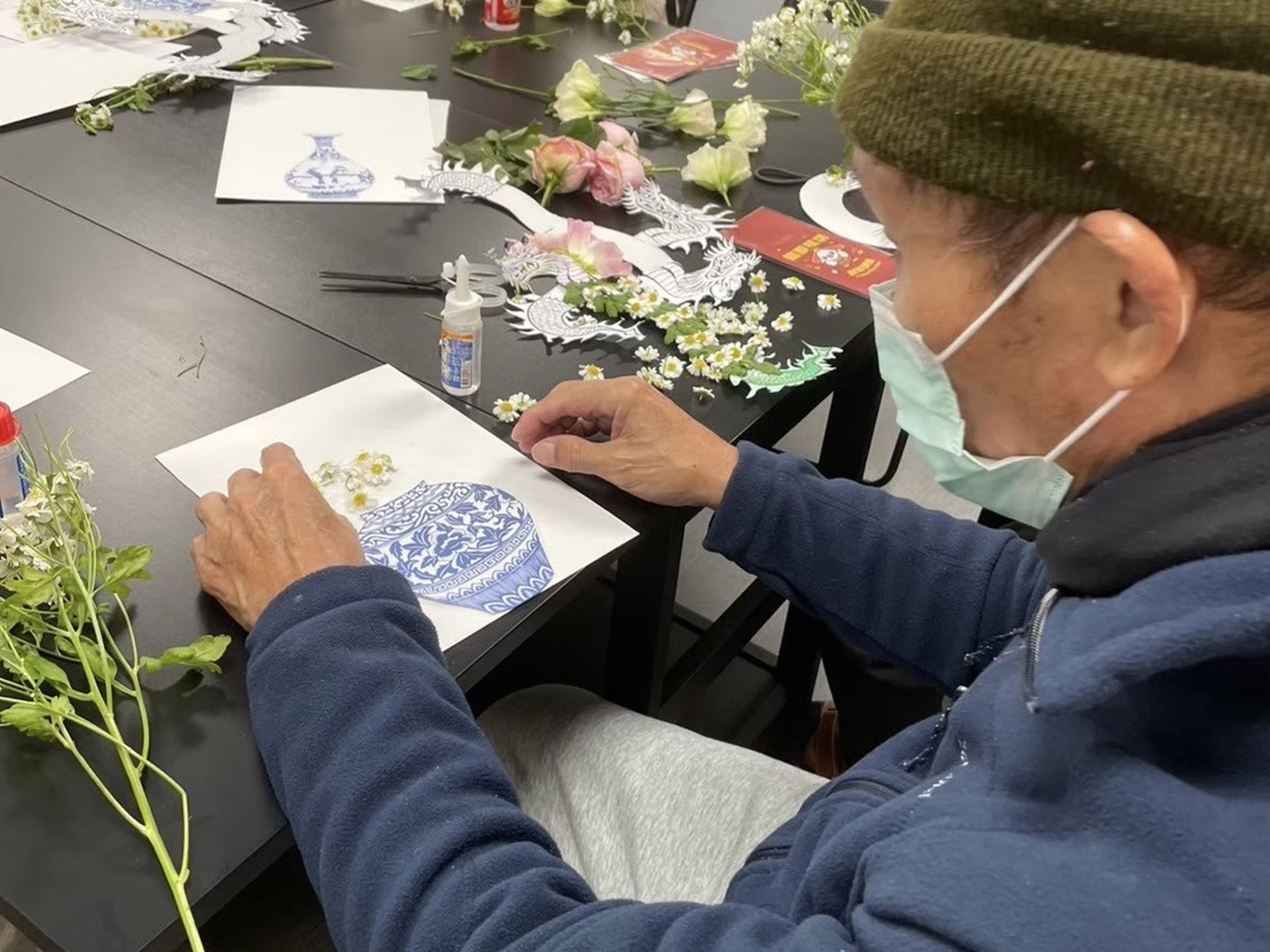 台北捷運公司透露，當演唱會結束時，會將狀態良好的鮮花送到日照中心，成為長輩們的手作素材。（翻攝自台北捷運臉書）