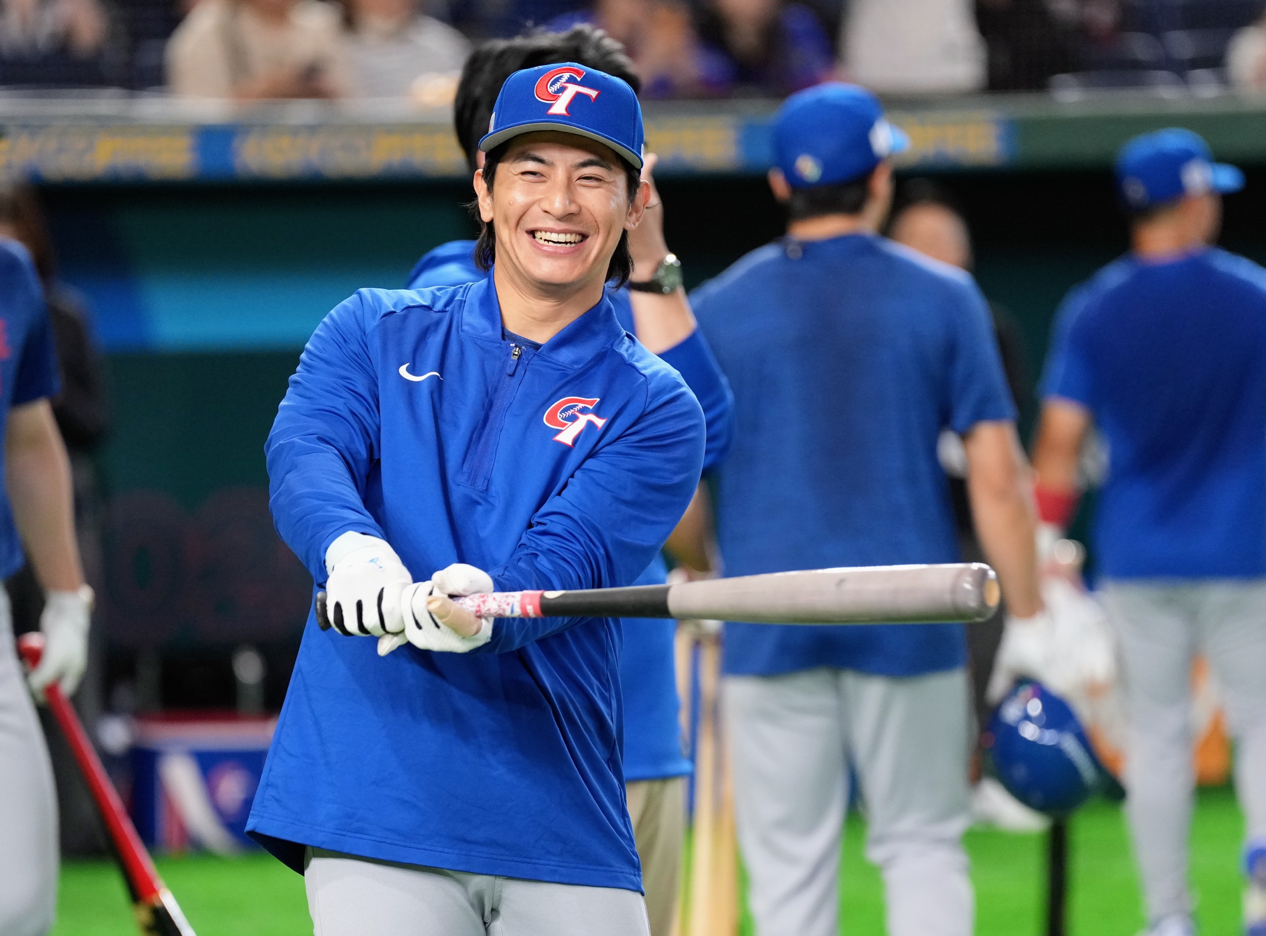 今日台灣隊將出戰捷克隊，賽前打擊練習中，台灣隊長陳傑憲被直擊帶傷上陣備戰，連轟出全壘打，引爆球迷驚呼。