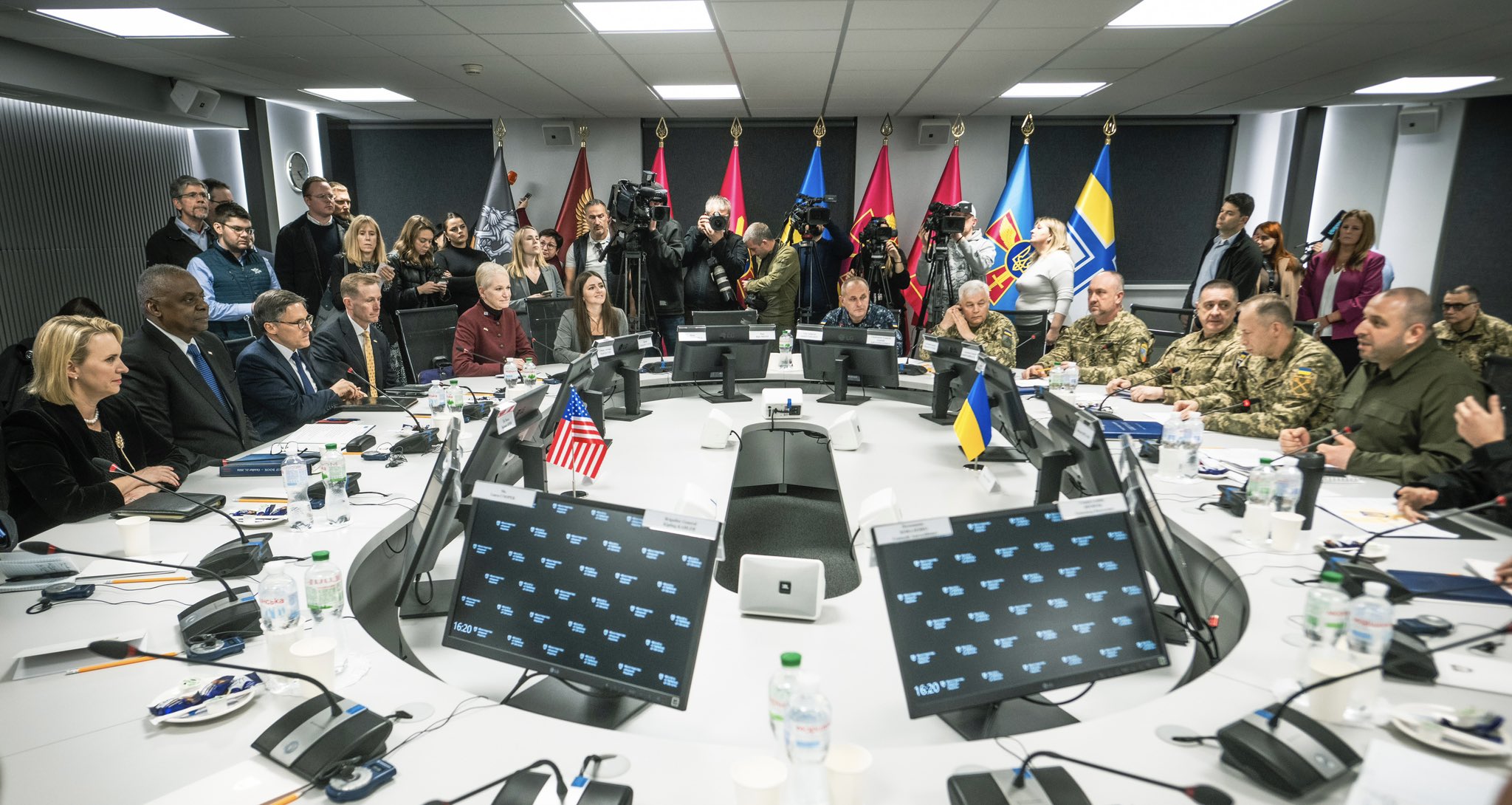 美國國防部長奧斯丁日前與烏克蘭國防部長烏梅洛夫會面。（翻攝自X）