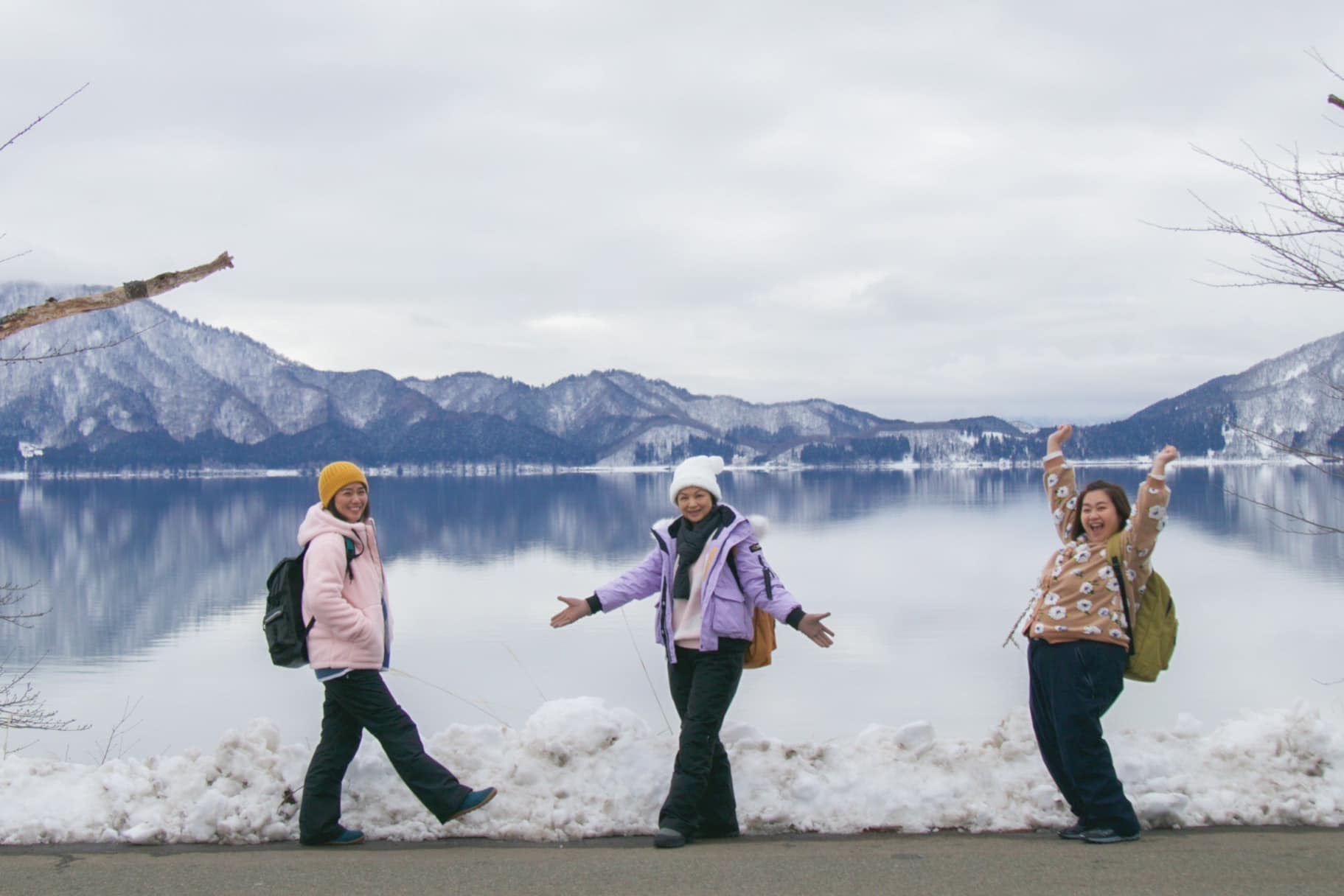 嚴藝文（左起）、楊貴媚、鍾欣凌年前在秋田出外景遇到大雪。（桂田基金會提供）