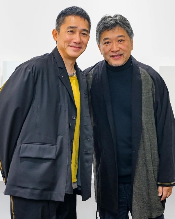 梁朝偉(左)與日本導演是枝裕和在東京影展後台相見歡。(翻攝自梁朝偉臉書)