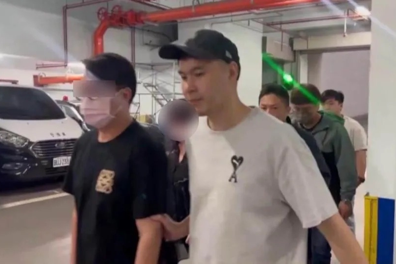 士林地檢署建請法院對核心主嫌施啟仁（左）求處25年徒刑，沒收或追徵犯罪所得逾12億元。（翻攝畫面）