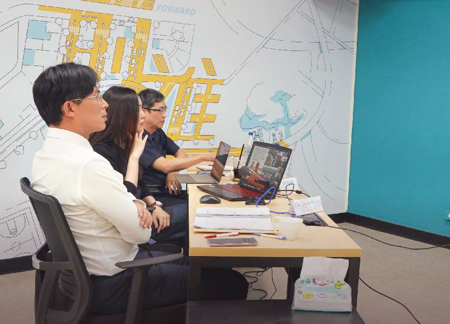 黃國昌（前）在2019年底找來張晉源（後）與李光昕（中）一起直播，痛批永豐金追殺揭弊者。（翻攝台灣公益揭弊暨吹哨者保護協會臉書）