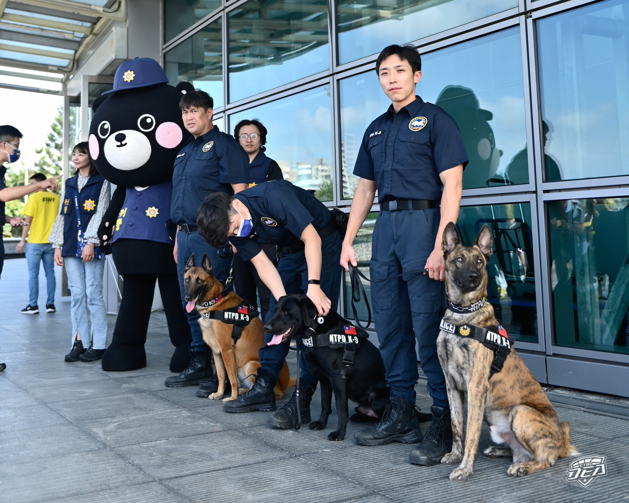 小朋友最喜歡的警犬、騎警隊及刑事Bear也來到球場,與球迷朋友熱情互動。(中信特攻提供)