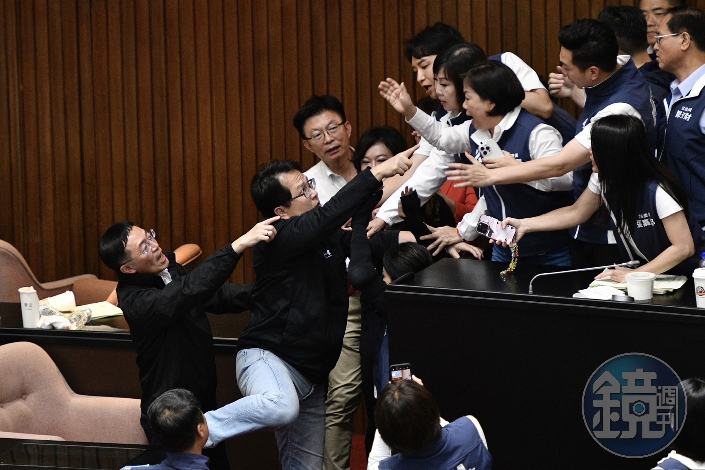 議會立委肉身激戰越演越烈,黃捷直接在threads發起「現場衝突側記」。