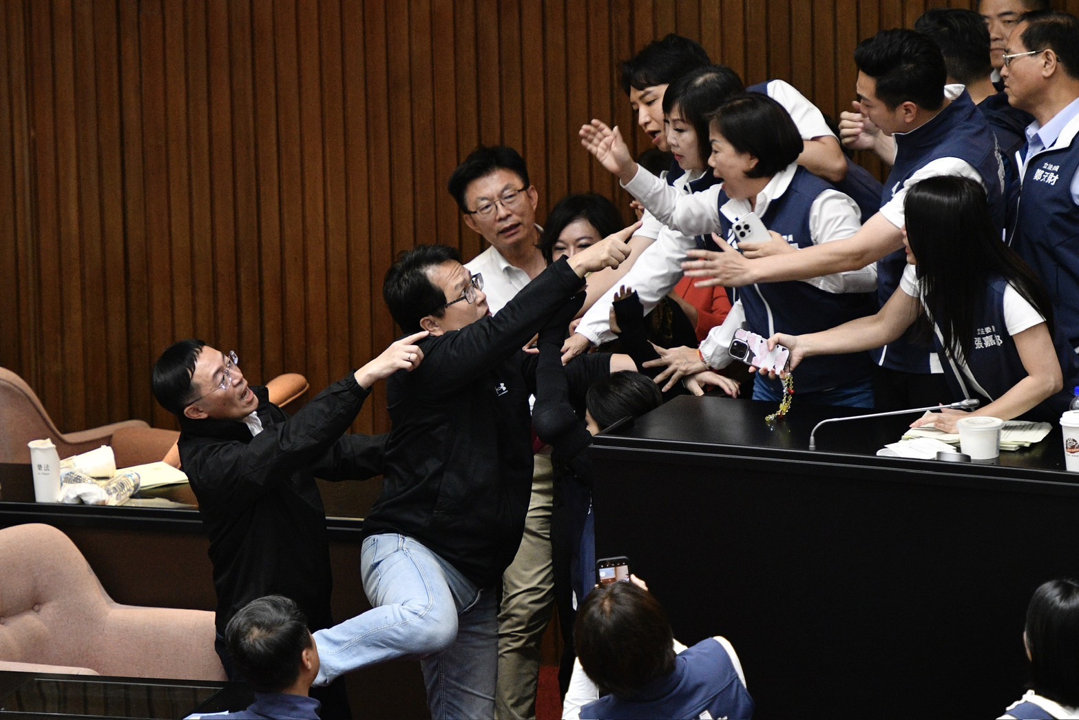 議會立委肉身激戰越演越烈，黃捷直接在threads發起「現場衝突側記」。