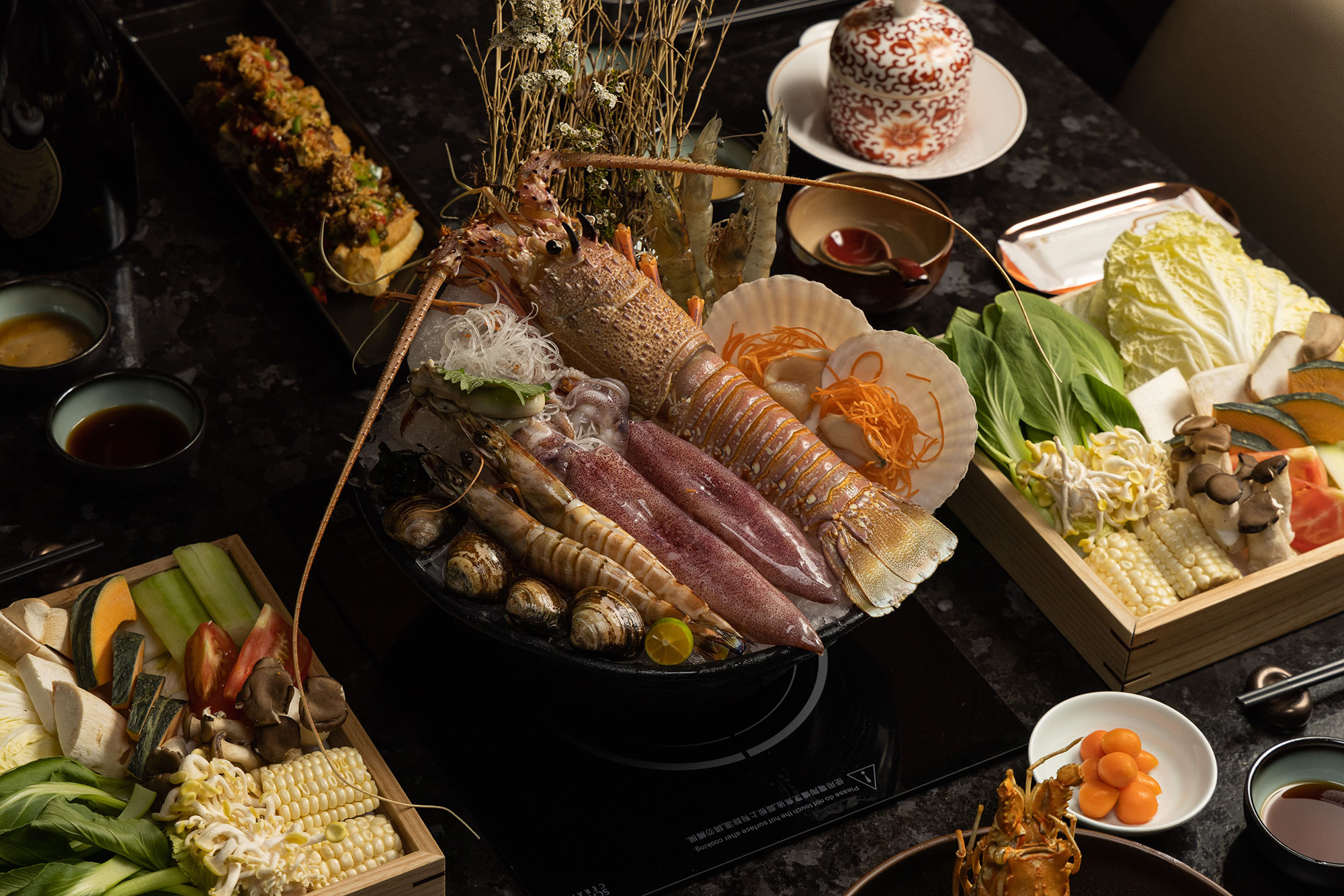 日前在台北大直NOKE忠泰樂生活開幕的「明粵Ming Yuet」餐廳，主打高檔粵式火鍋搭配頂級海鮮。（NOKE忠泰樂生活提供）