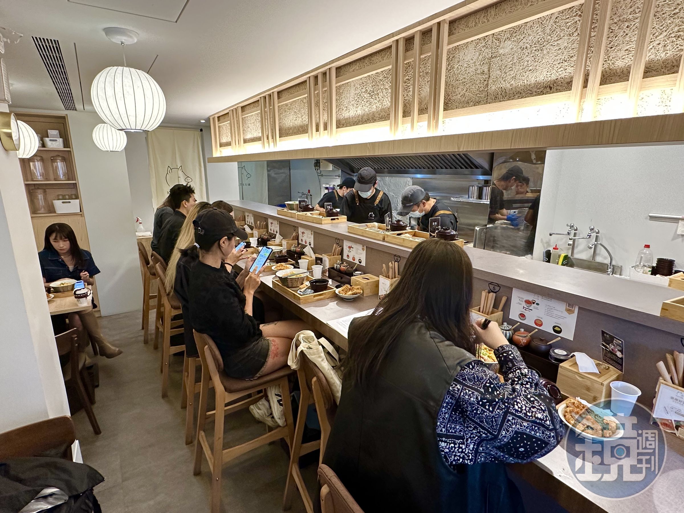 安和店保留「阿鑫小料理」的工作檯、板前高腳椅，走日式簡約風格。