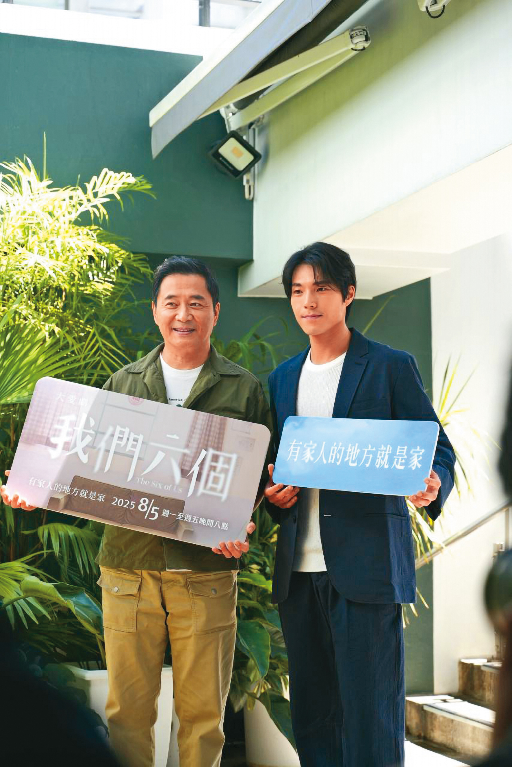 唐振剛(右)近期在大愛劇場《我們六個》中飾演孩子們的心靈導師。左為湯志偉。(翻攝自唐振剛臉書)