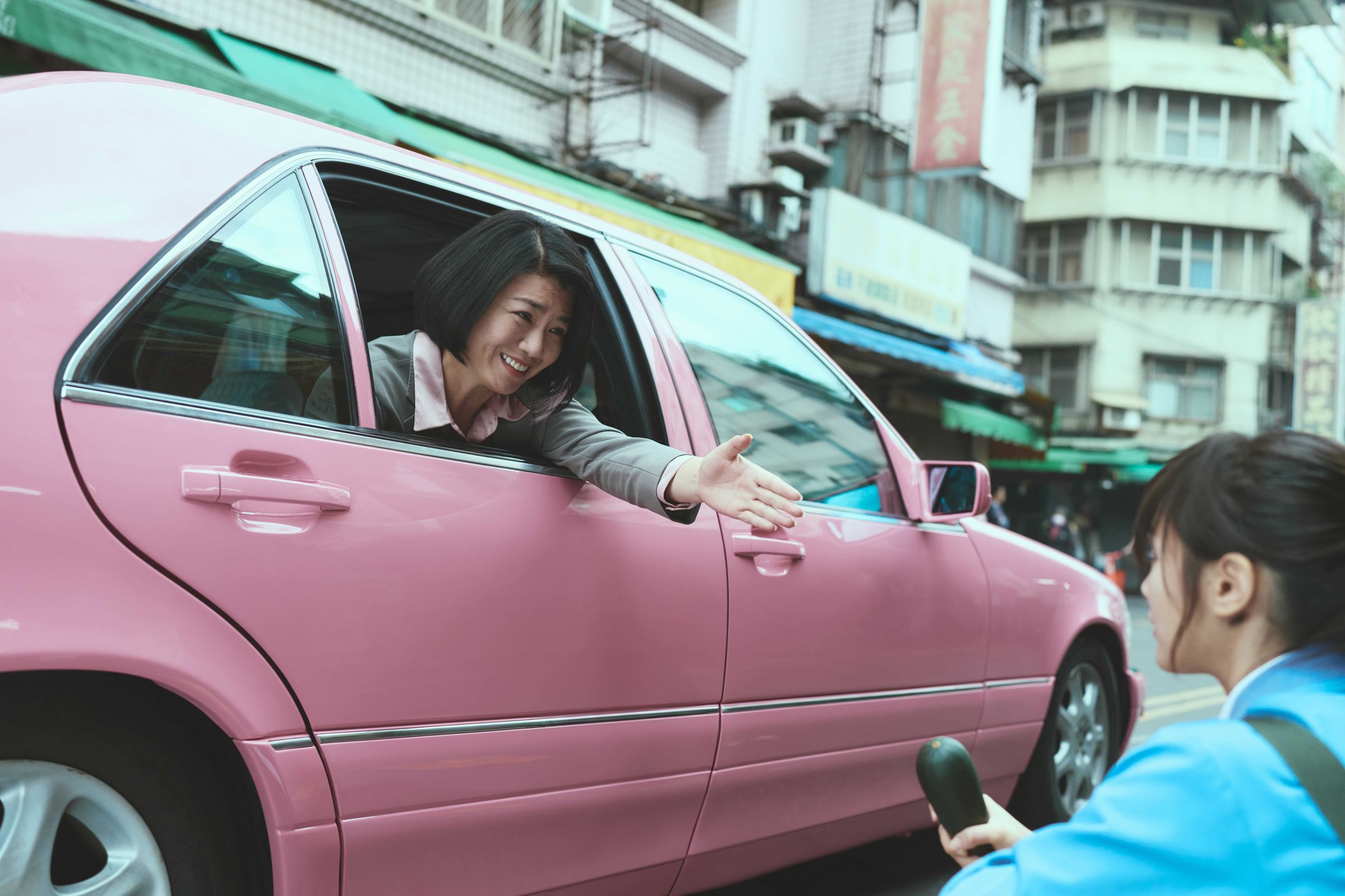 《影后》導演嚴藝文在片中飾演萬年議長,權力龐大,自認演壞人演得很過癮。(麻吉砥加提供)