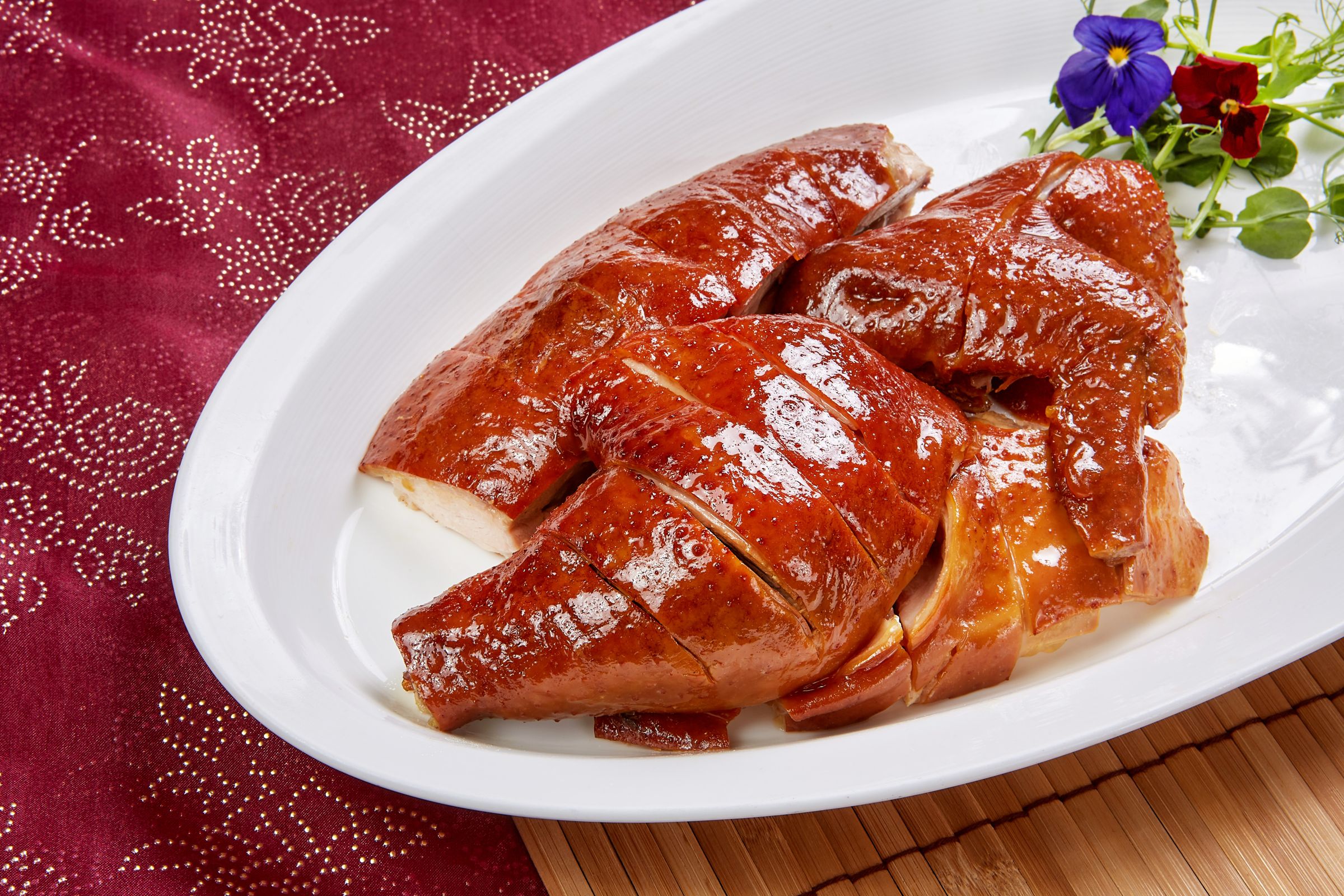 象徵家運興旺的「一品茶皇雞」,以秘製茶香燻製而成,肉質鮮嫩、層次豐富,售價1,980元/隻。