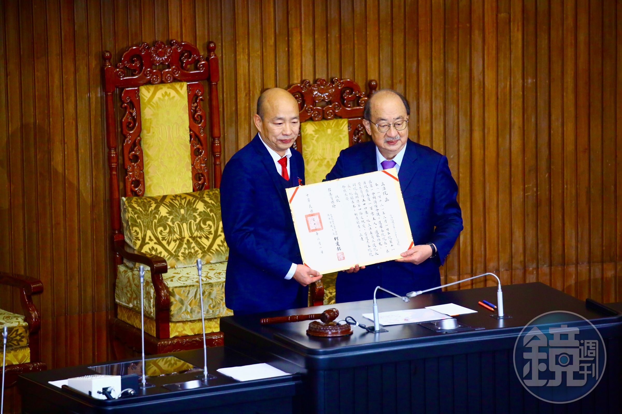韓國瑜(左)正式當選立法院長獲頒當選書,右為民進黨團總召柯建銘。