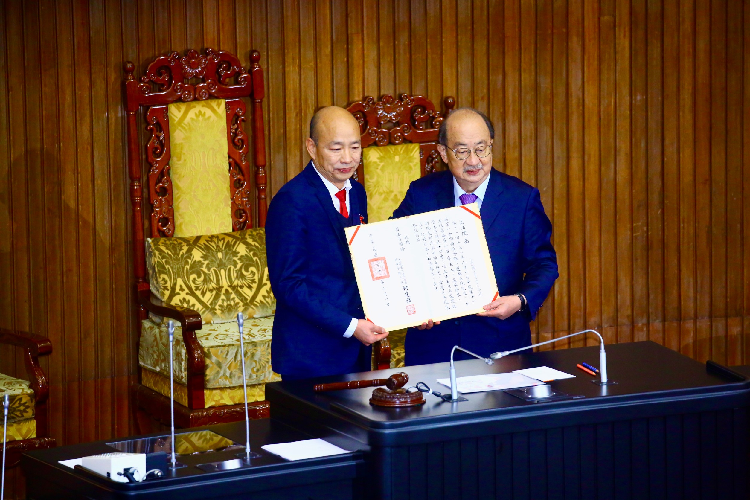 韓國瑜（左）正式當選立法院長獲頒當選書，右為民進黨團總召柯建銘。