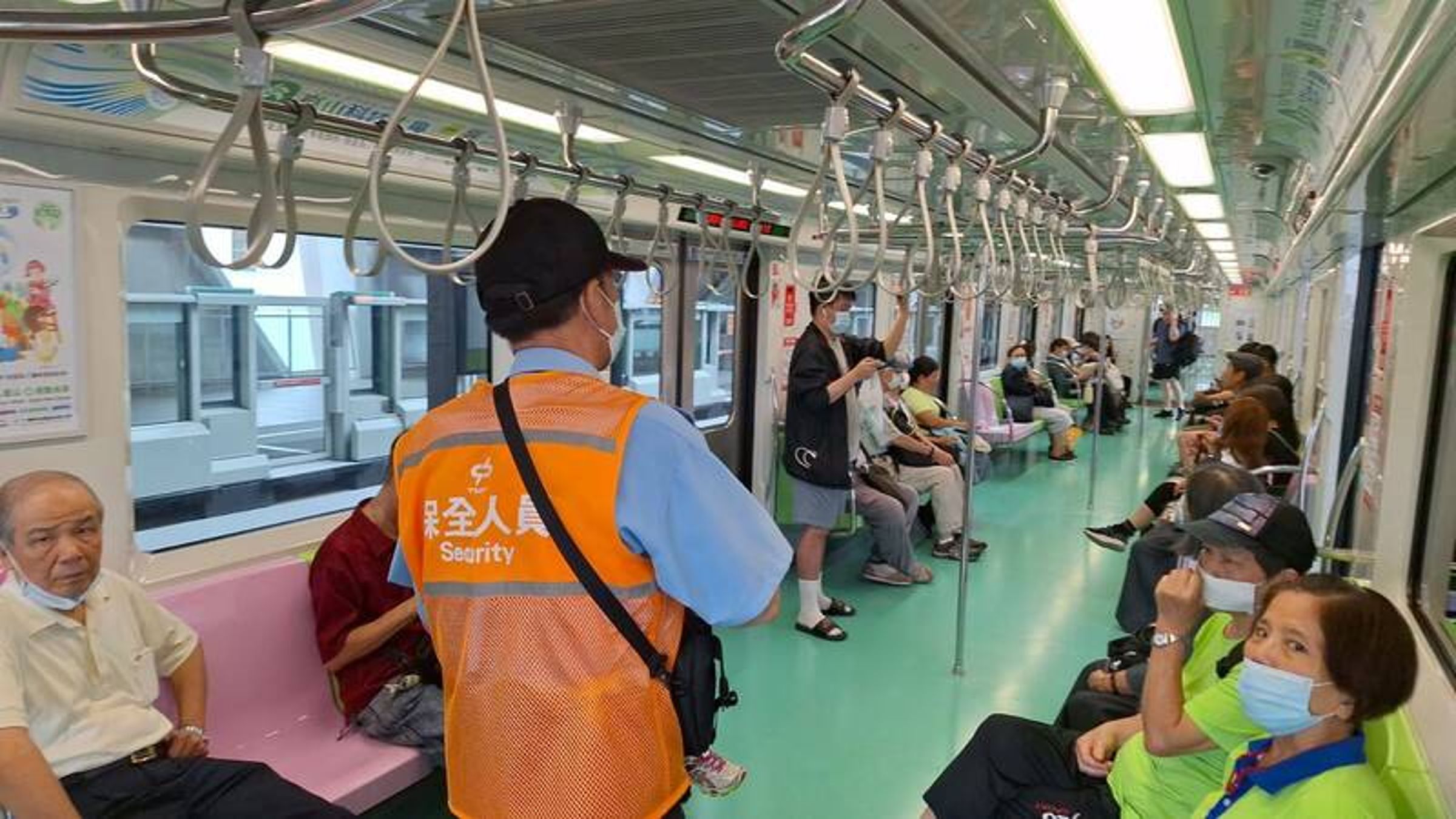 中捷隨機砍人事件發生後,中捷公司加強佈建隨車保全。(市府提供)