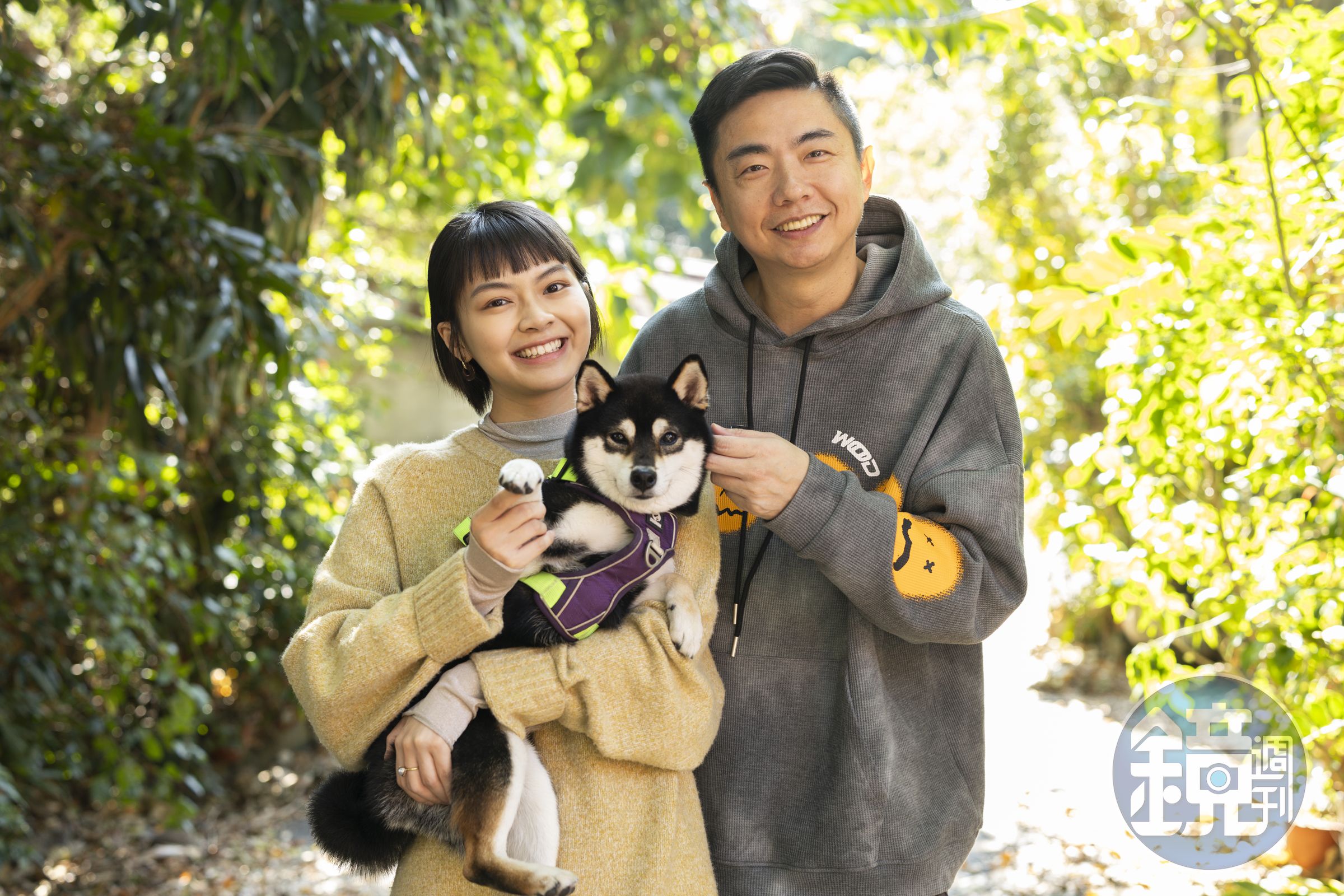 熊爸(右)到女星柏妍樺(左)家中,深入了解狗狗Kona的生活習慣。