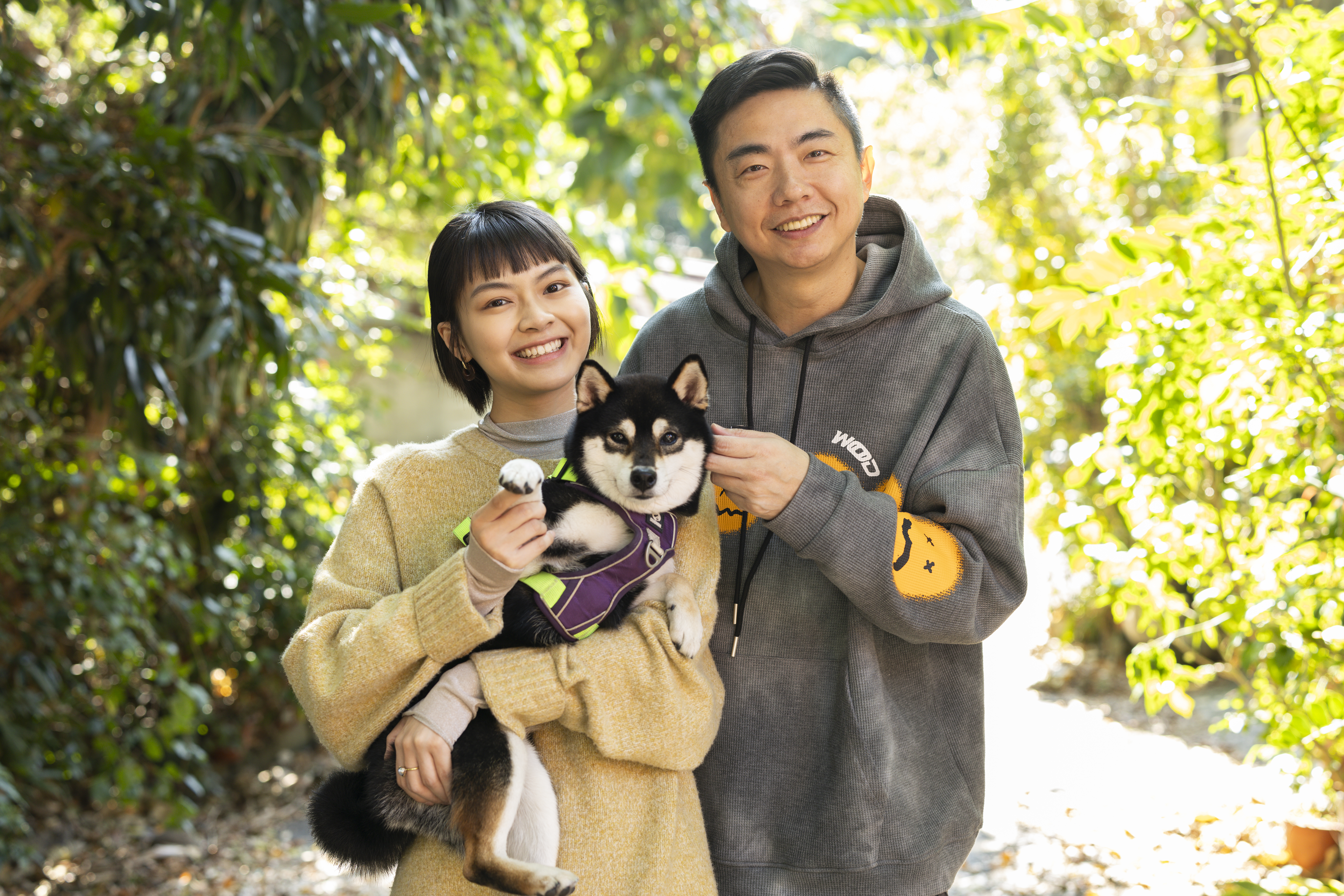 熊爸(右)到女星柏妍樺(左)家中,深入了解狗狗Kona的生活習慣。