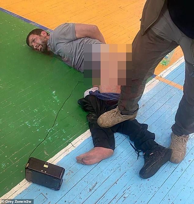 法里登下體被電擊。（翻自《每日郵報》）