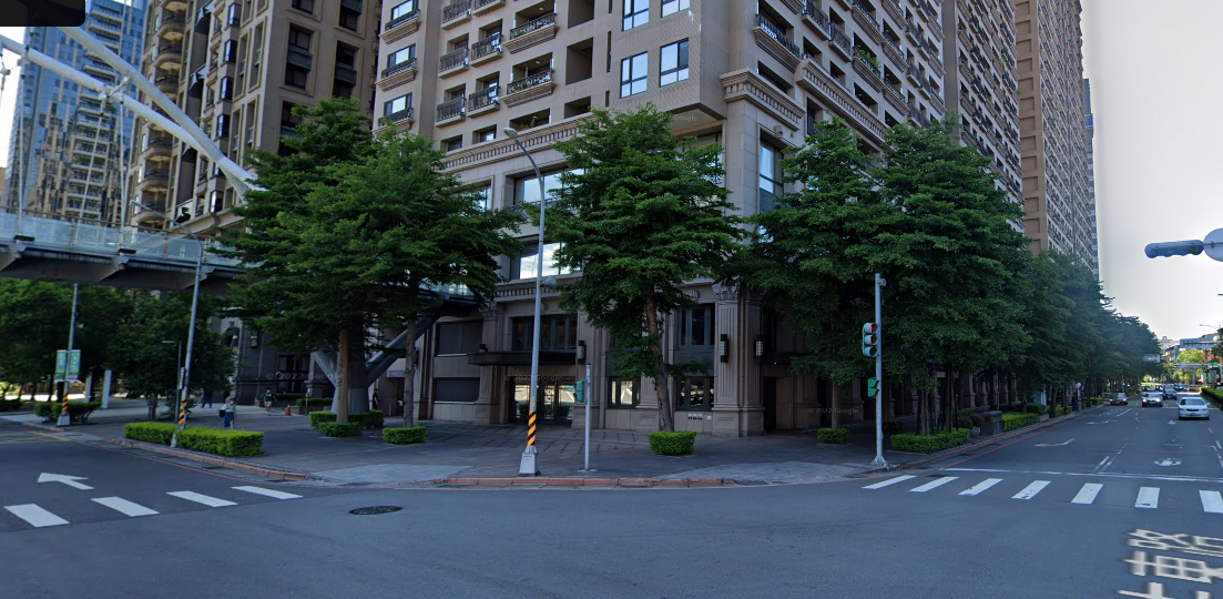 兒少性剝削犯疑拒捕逃逸，從板橋豪宅19樓失足墜落慘死。（翻自Google地圖）