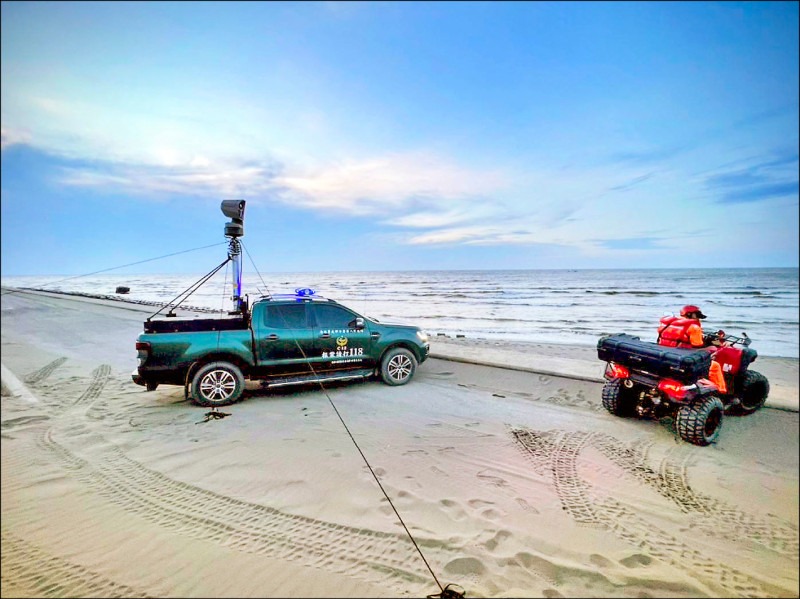 海巡單位動員沙灘車、熱顯像車、海巡艇等投入搜救，不過迄昨深夜仍尚未尋獲。（海巡署提供）