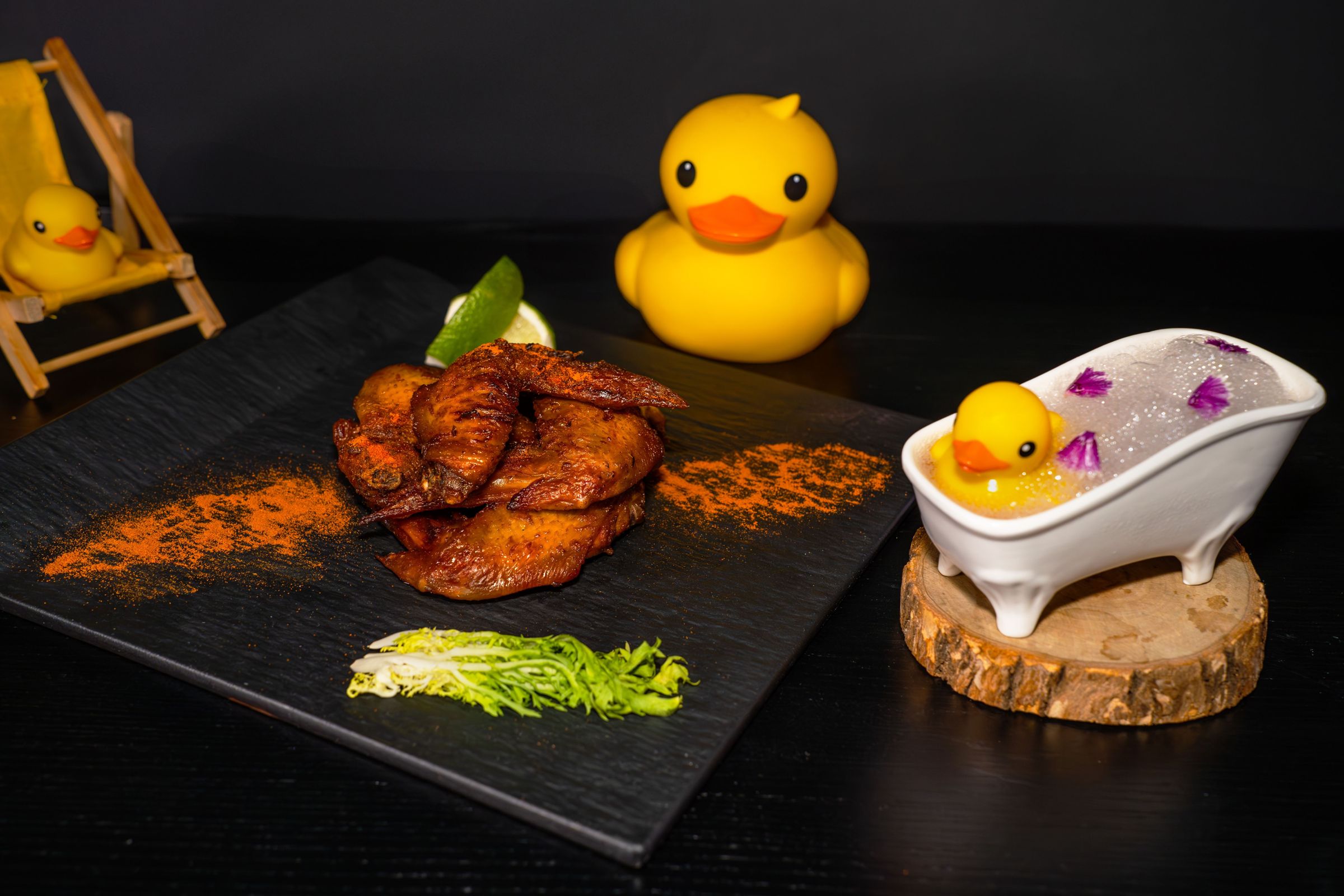 承億酒店主打5G沉浸式投影體驗的T³ Bistro推出雞同鴨講特餐，眺吧餐酒館主打熟成鴨胸，搭配超萌小鴨創意調酒吸引消費者目光。（高市府經發局提供）