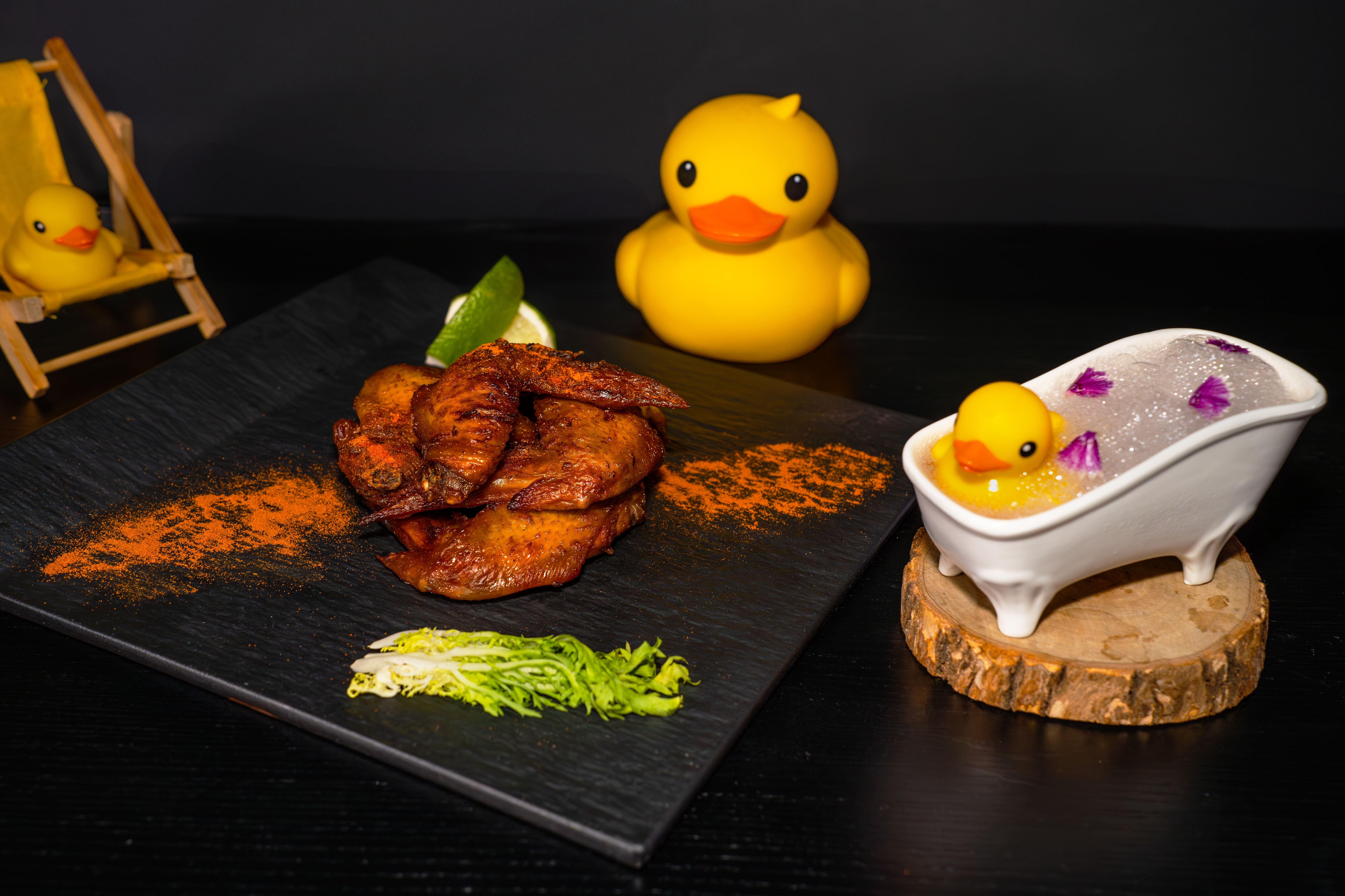 承億酒店主打5G沉浸式投影體驗的T³ Bistro推出雞同鴨講特餐，眺吧餐酒館主打熟成鴨胸，搭配超萌小鴨創意調酒吸引消費者目光。（高市府經發局提供）