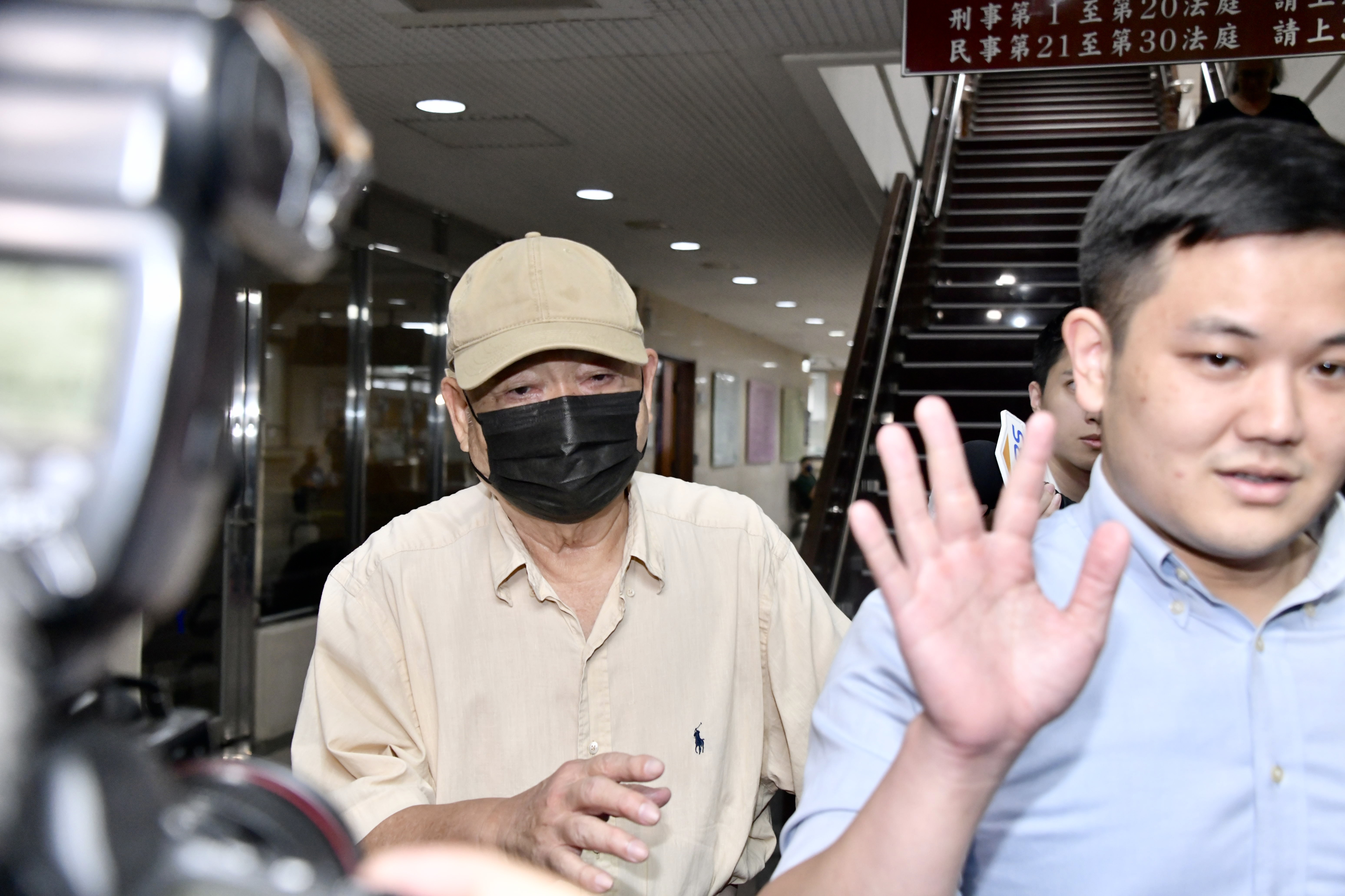 朱亞虎（戴口罩者）今日再遭北檢傳喚。