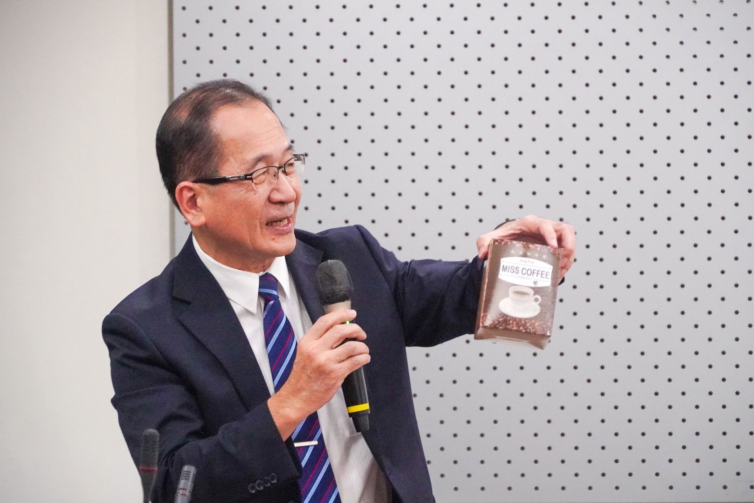 法務部長鄭銘謙指示矯正署長林憲銘與台南監獄典獄長邱泰民要辦好《矯正機關教化藝文及技訓作業聯合展售會》活動，不僅要讓外界對親民的價格很有感，更要讓收容人蛻變的成果能被社會親眼看見、親身體會與親口品嘗！（法務部提供）