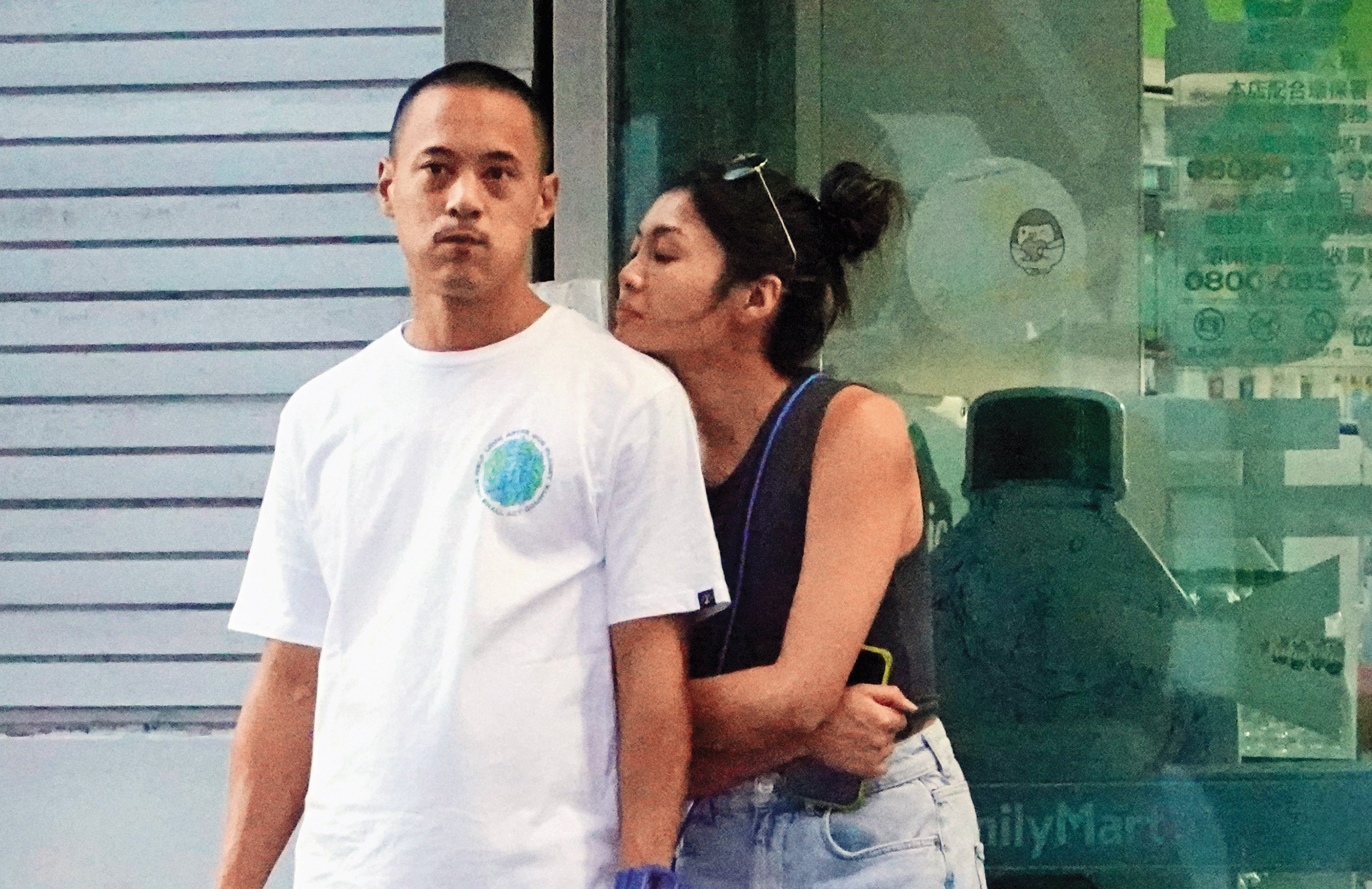 去年本刊直擊蔣友青（左）和老婆周玟君（右）在市區逛街，老婆還親暱地把頭靠在他身上。