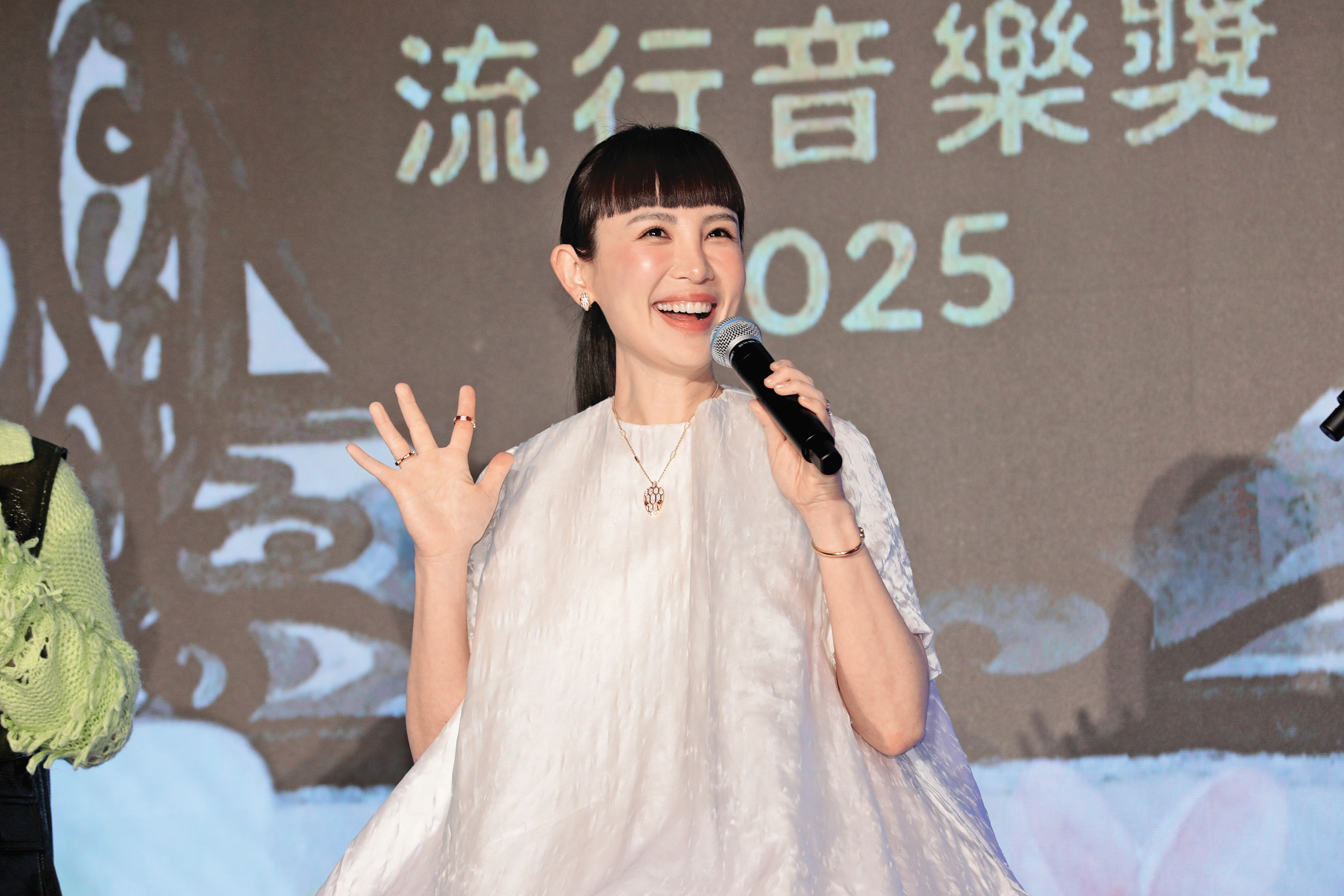 魏如萱滿面春風，看起來真的回春不少，還是因為版稅賺不少的原因？（誤）