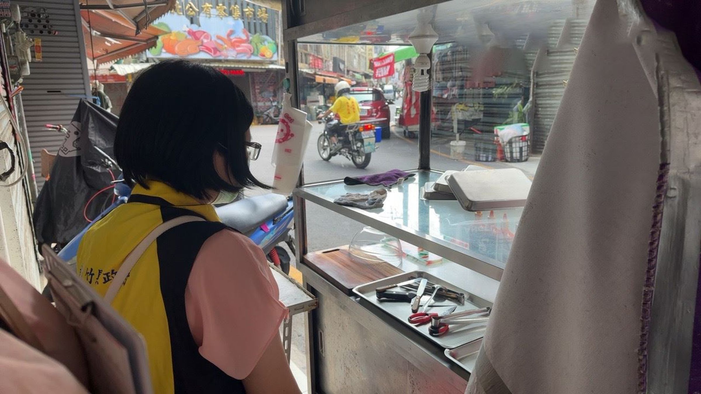 竹北上月發生有民眾食用市場攤商法國麵包後出現食物中毒症狀,衛生局開罰業者18萬元。(新竹縣衛生局提供)