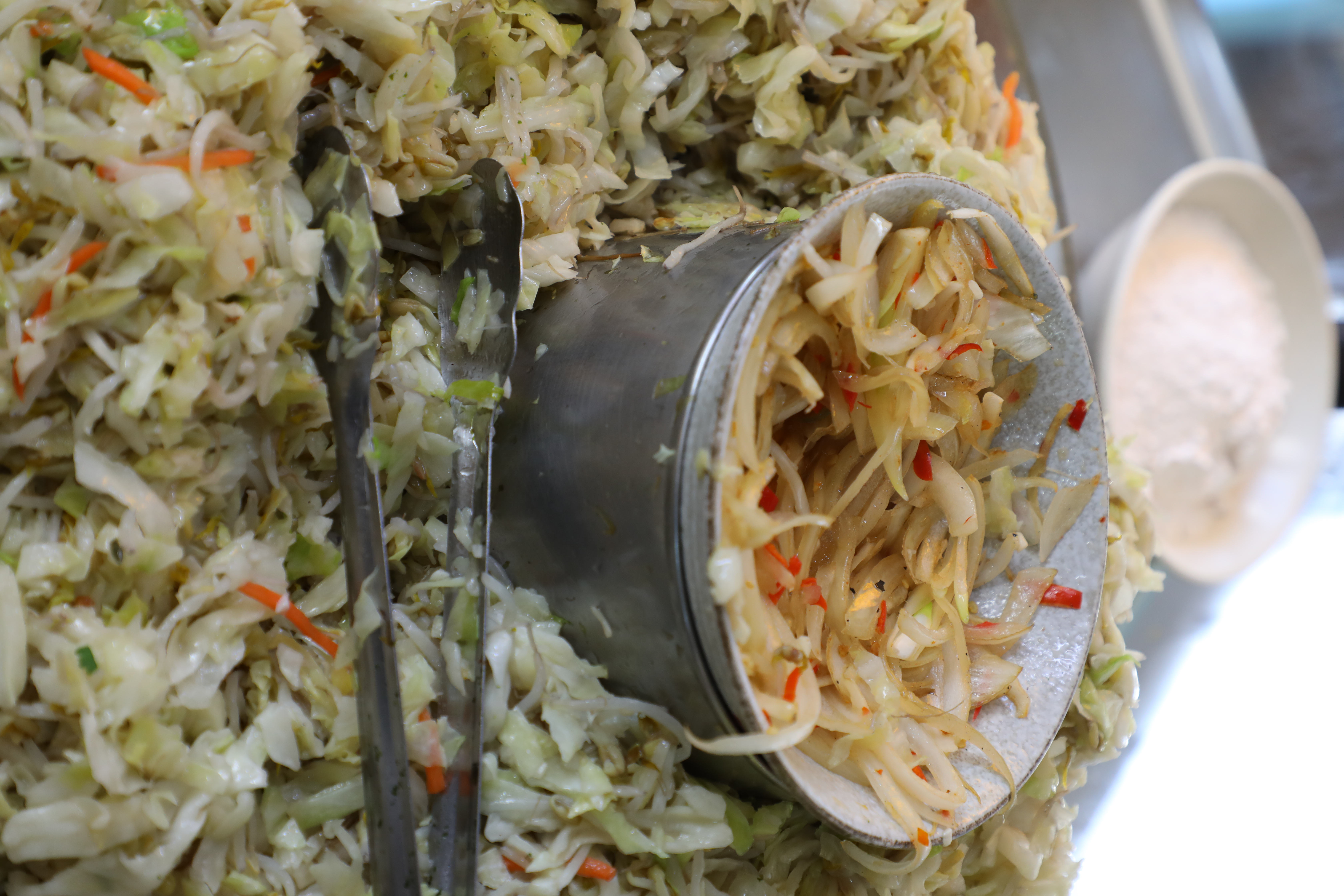 粘全潤餅將燙高麗菜、豆芽菜加入蔥蒜調味，口味較重，如果點辣味會加上特製的洋蔥炒辣椒。