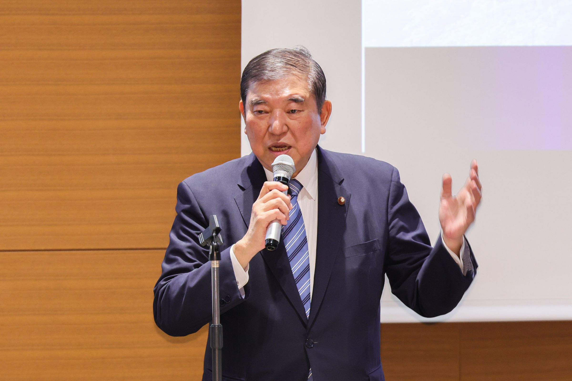 石破茂政府宣布為因應美國關稅帶來的衝擊,將針對每戶提供3000日圓的電費、瓦斯費支援。(翻攝自X@kantei)