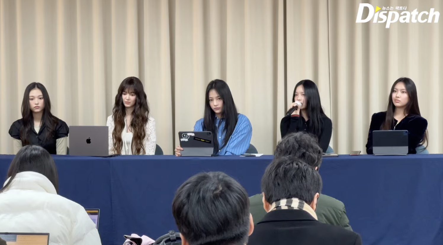NewJeans晚間突然召開記者會宣布，將在今午夜出走ADOR。左到右為Haerin、Danielle、Minji、Hanni、和Hyein（截圖自Dispatch YT）