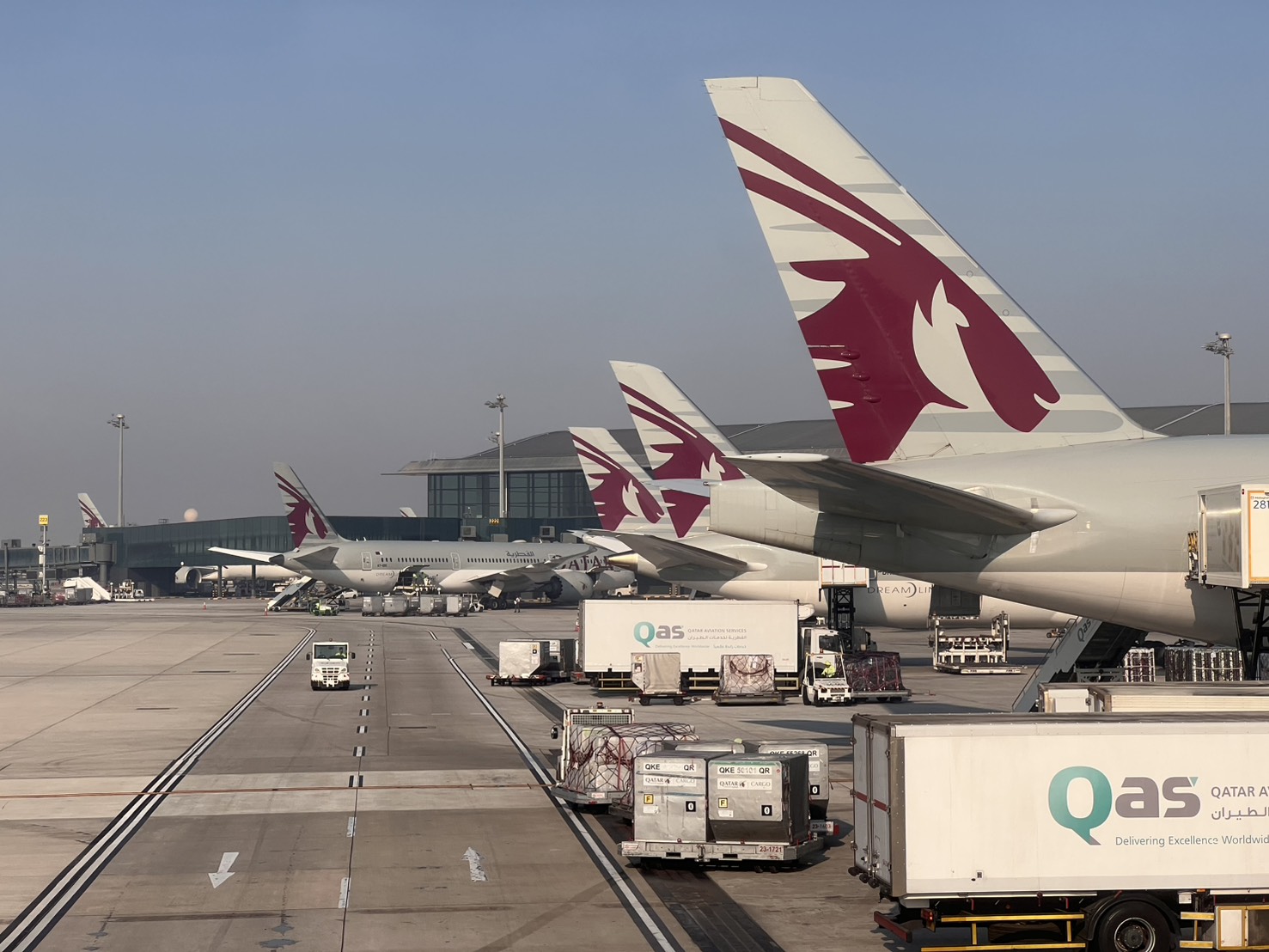 在卡達突然關閉領空後，摩爾與其他旅客合資包車趕往沙烏地阿拉伯，想辦法繞道回柏林。示意圖