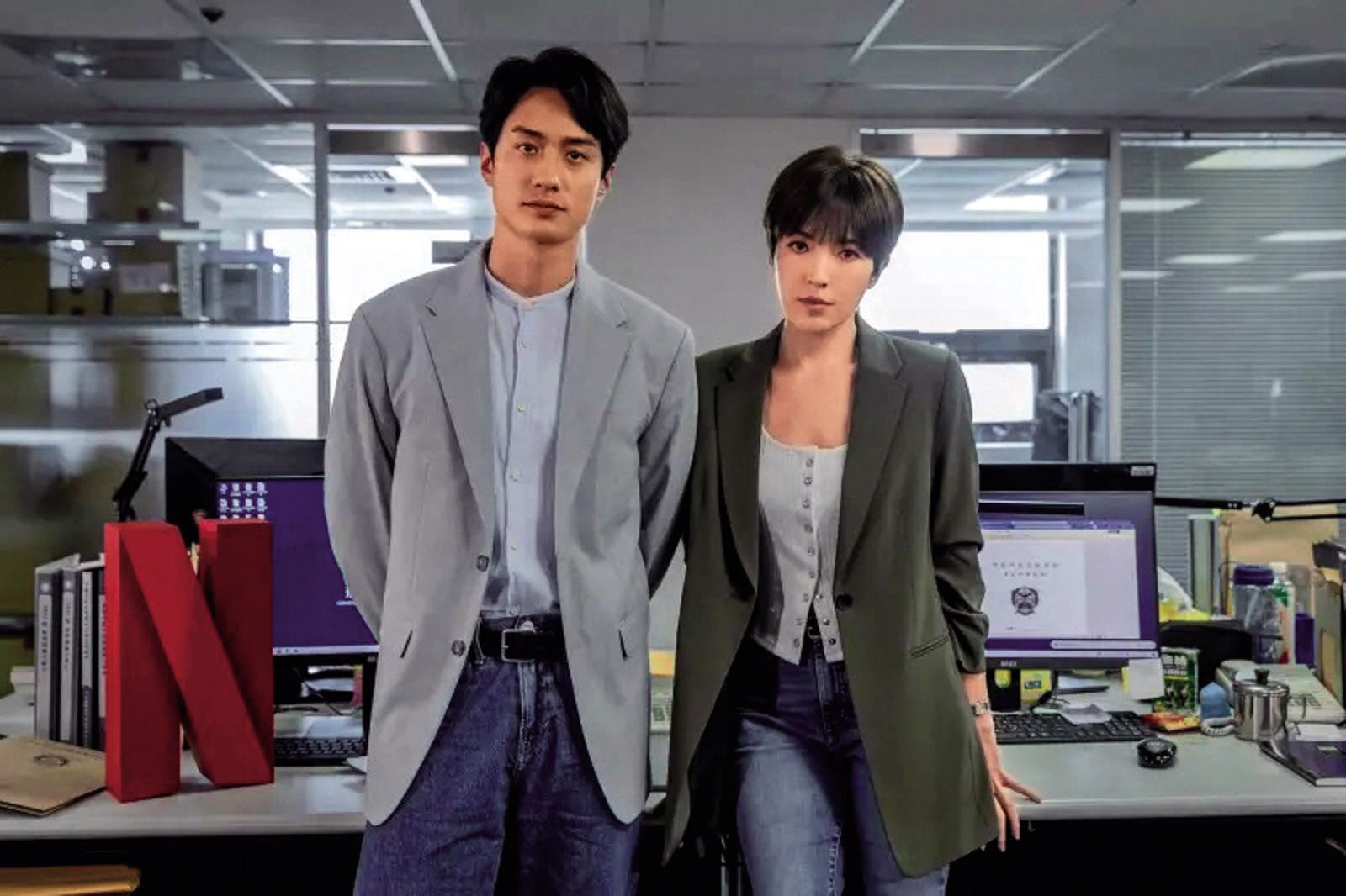 許瑋甯（右）和港星劉俊謙（左）在影集《誰是被害者》第二季首度合作。（圖／Netflix提供）