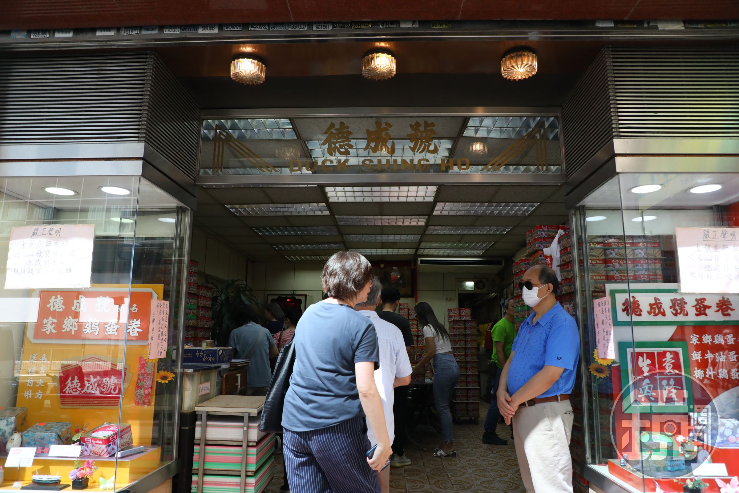 原本是雜貨店的德成號，轉型成蛋卷店也有數十年，門口兩側櫥窗展示以前的老看板。