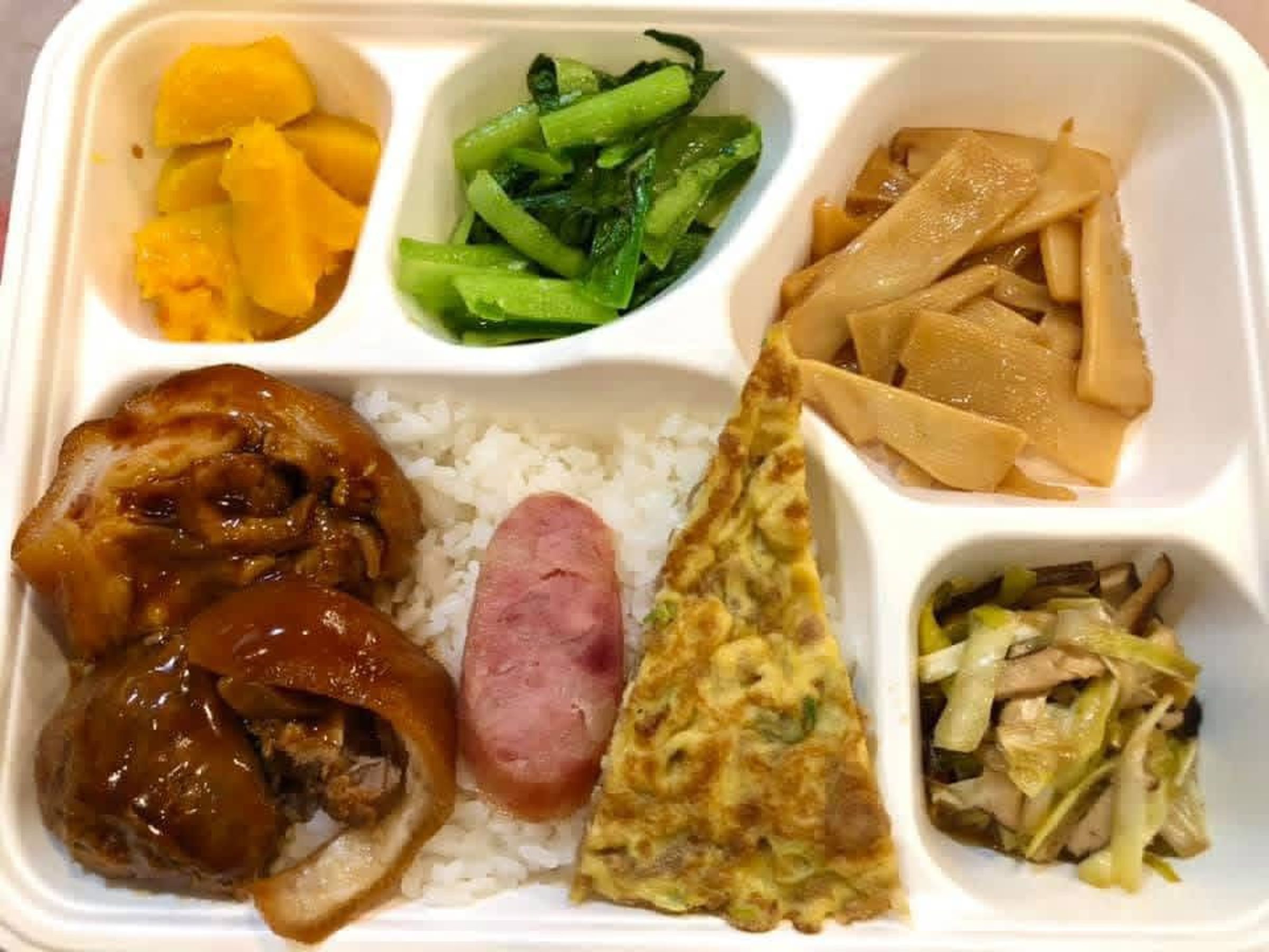 疫情期間珍品小館推出百元便當超色超豐富，大受附近公司行號歡迎，中正一分局曾一訂500個。(珍品小館提供)