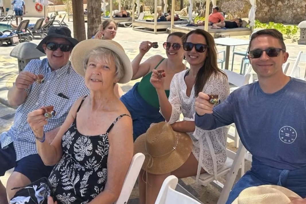 當地人俗稱的「惡魔浪」，瞬間將這位阿嬤捲入大海。（翻攝畫面）