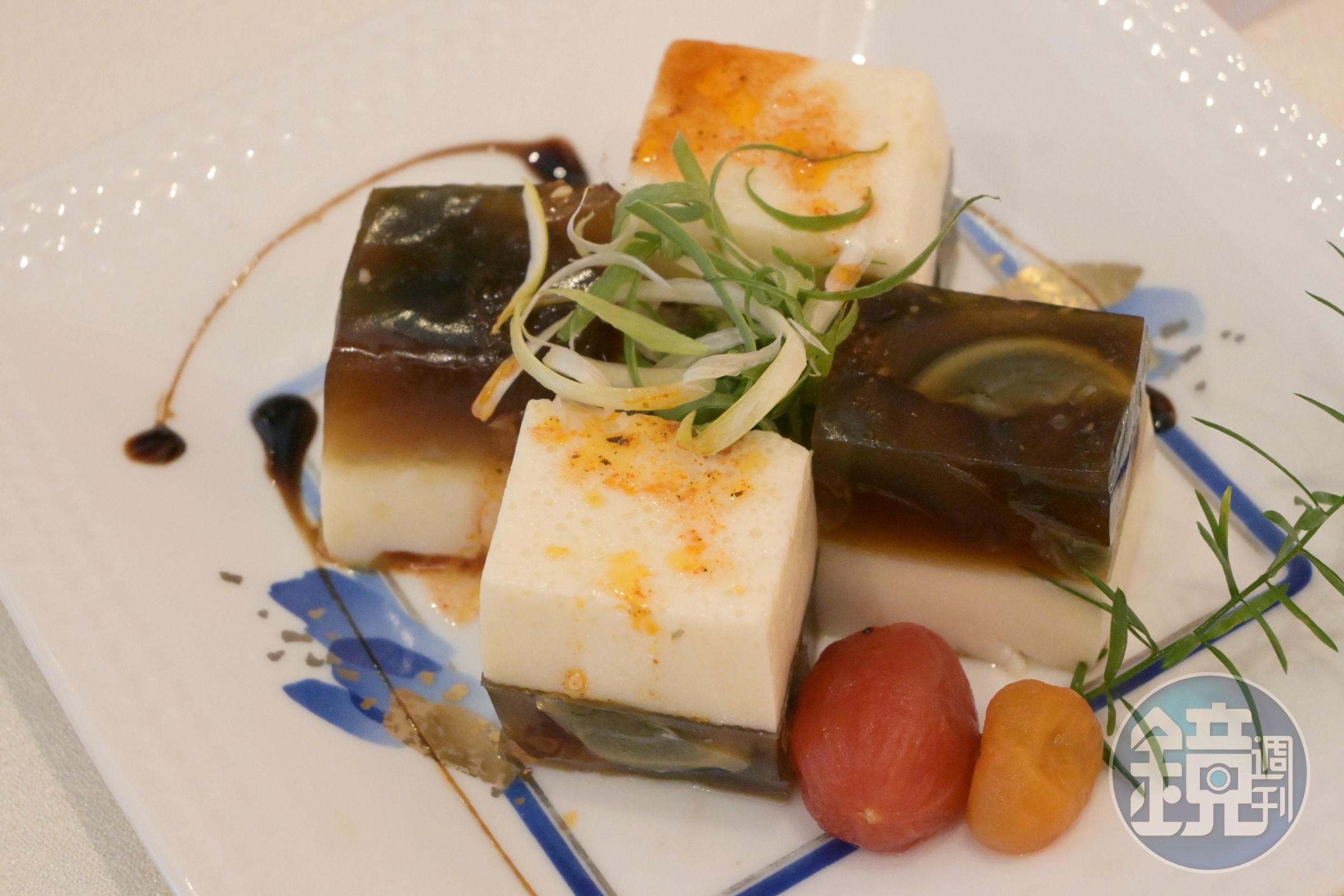 以法式前菜風格呈現的「椒麻皮蛋豆腐」，打破中式框架，以巴薩米克醋畫盤，並保留潮菜冷盤風味，香酸辣十分開胃。（280元／份）